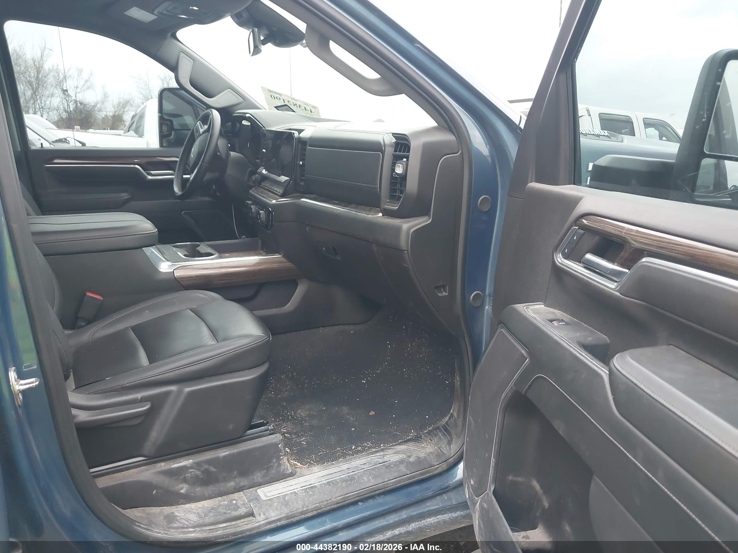 CHEVROLET SILVERADO image 5