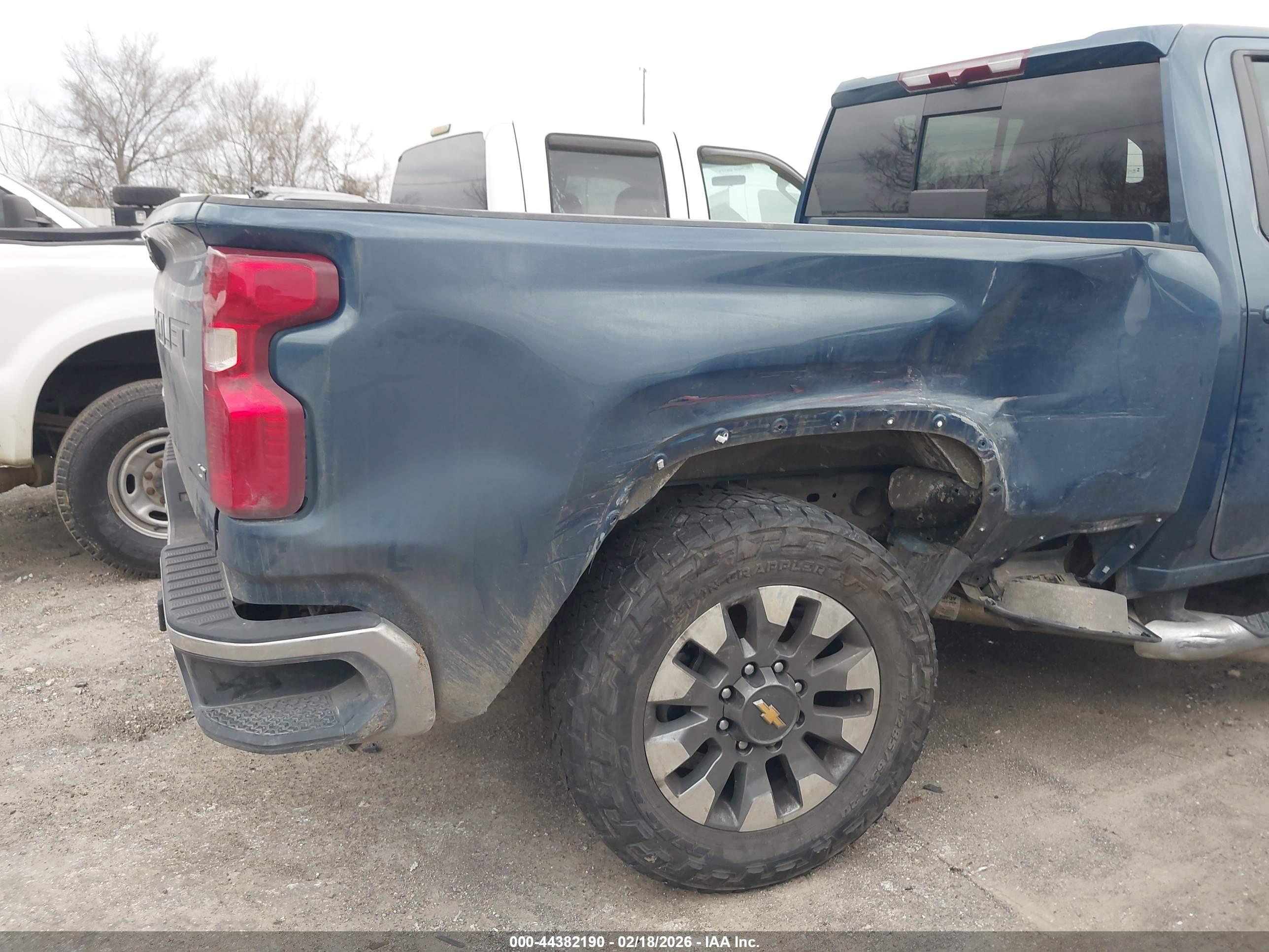 CHEVROLET SILVERADO image 6