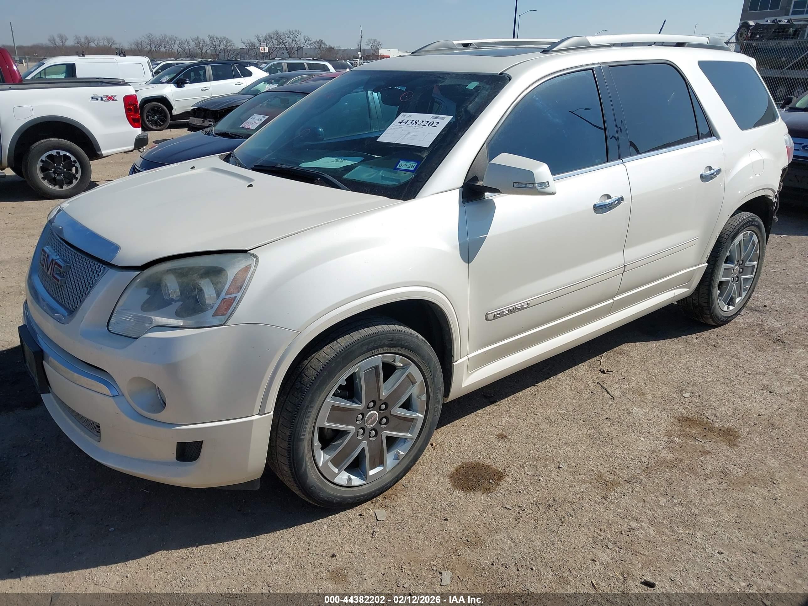 GMC ACADIA image 2