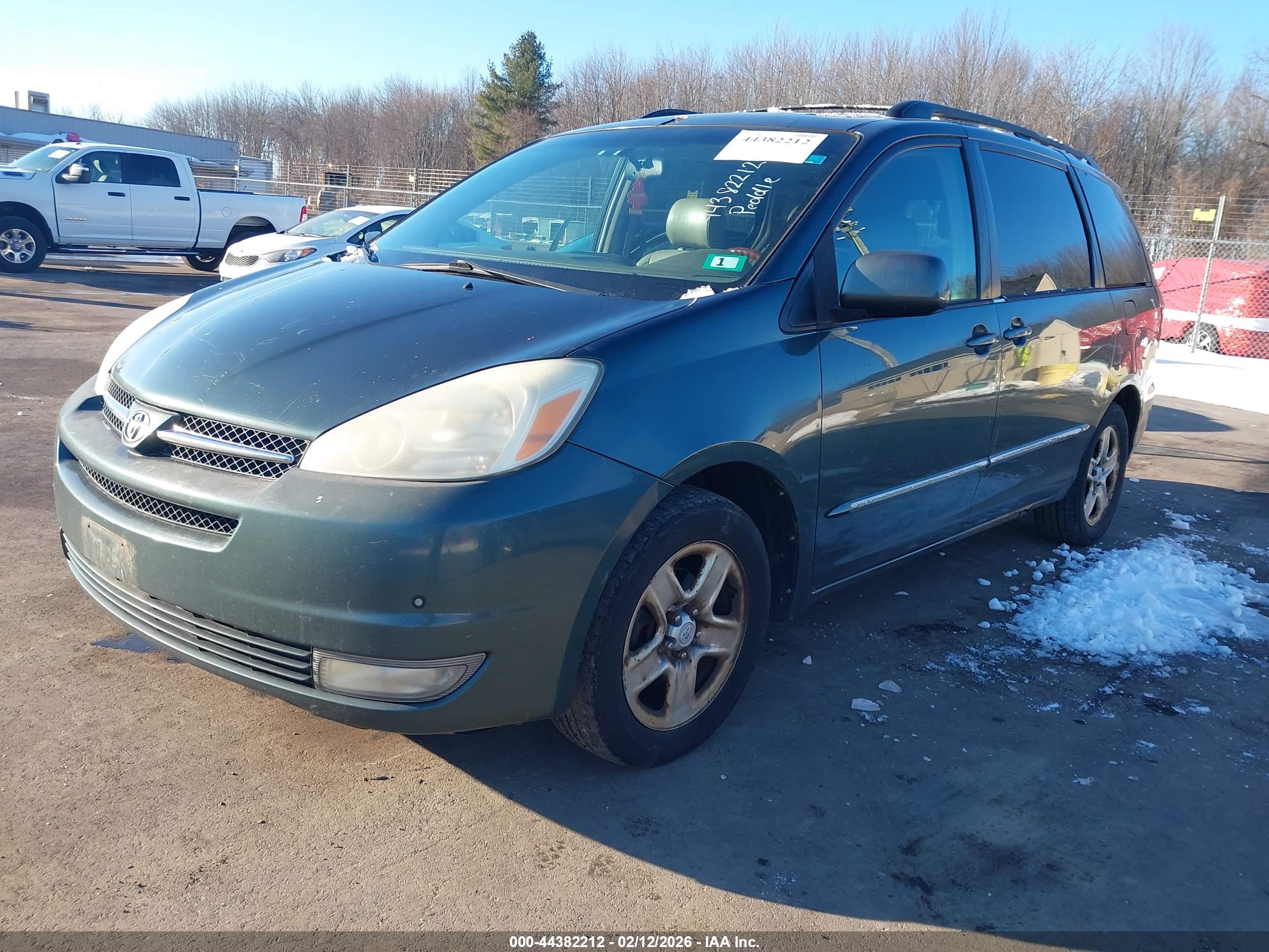 TOYOTA SIENNA image 2