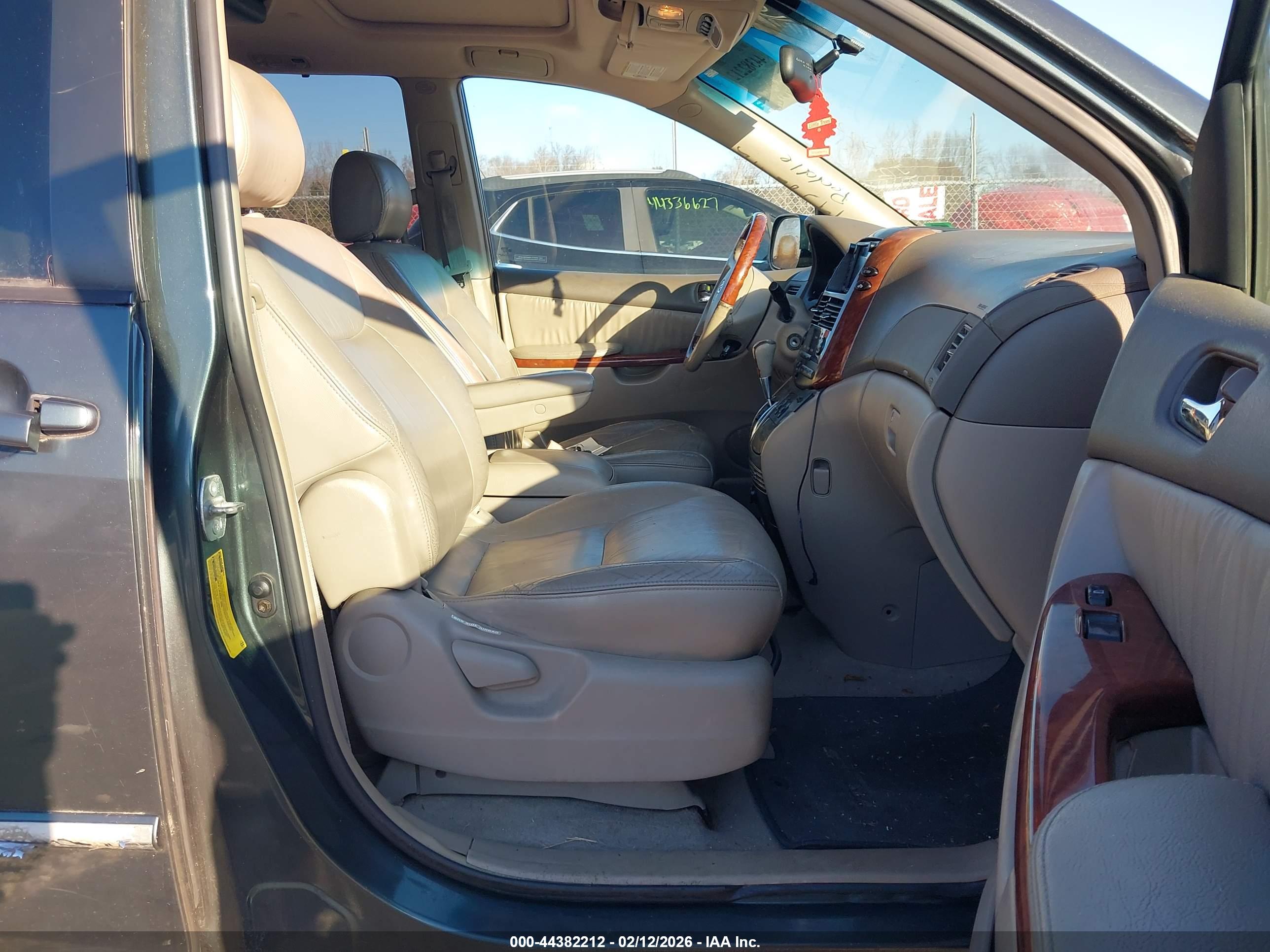 TOYOTA SIENNA image 5