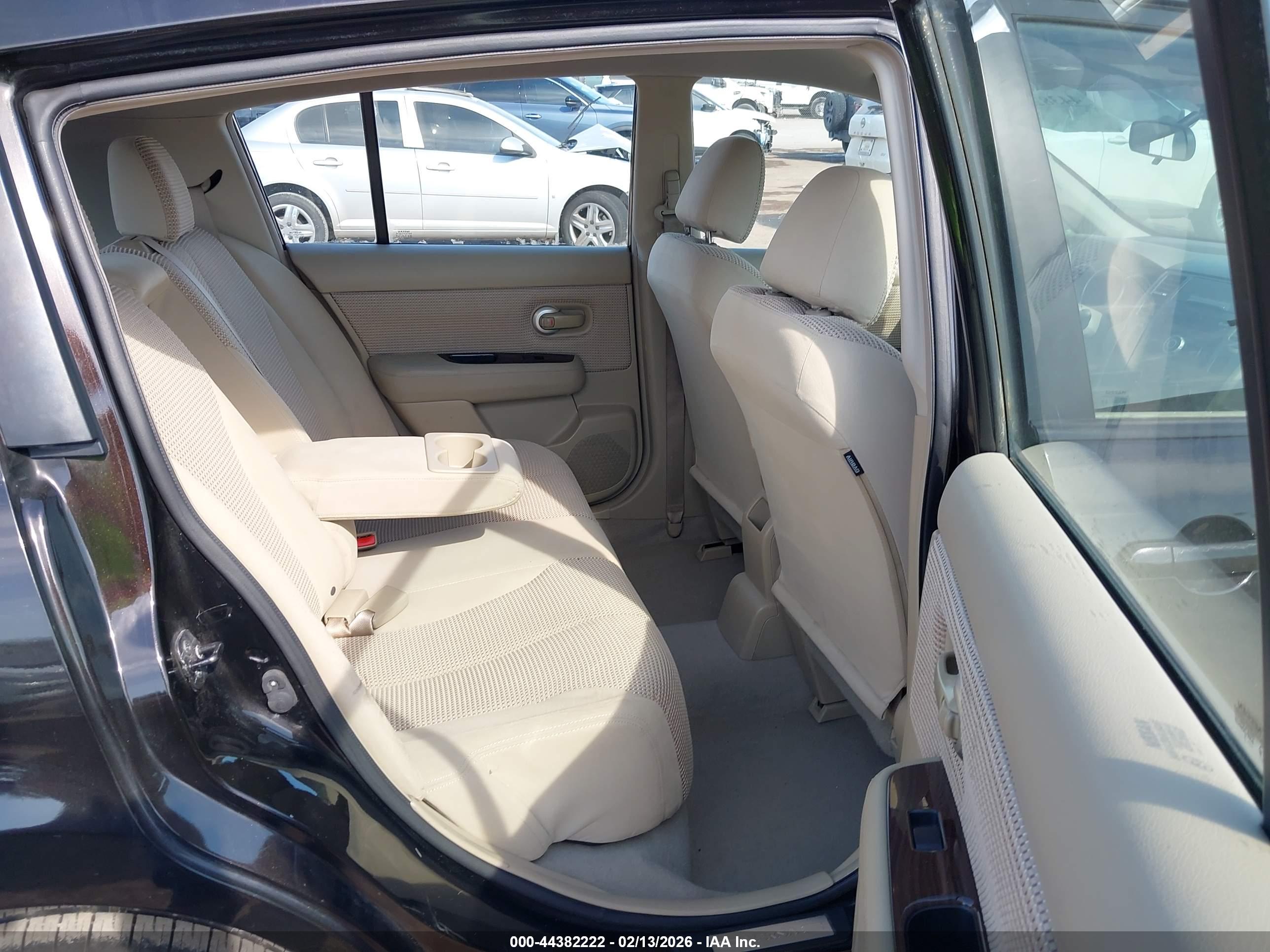 NISSAN VERSA image 8