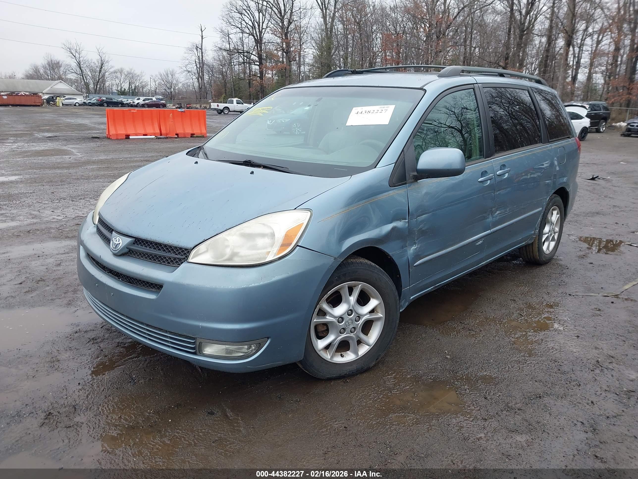TOYOTA SIENNA image 2