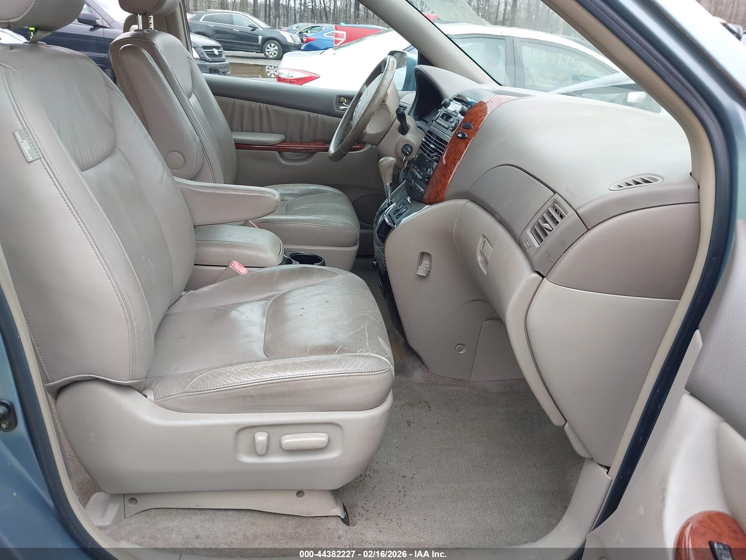 TOYOTA SIENNA image 5
