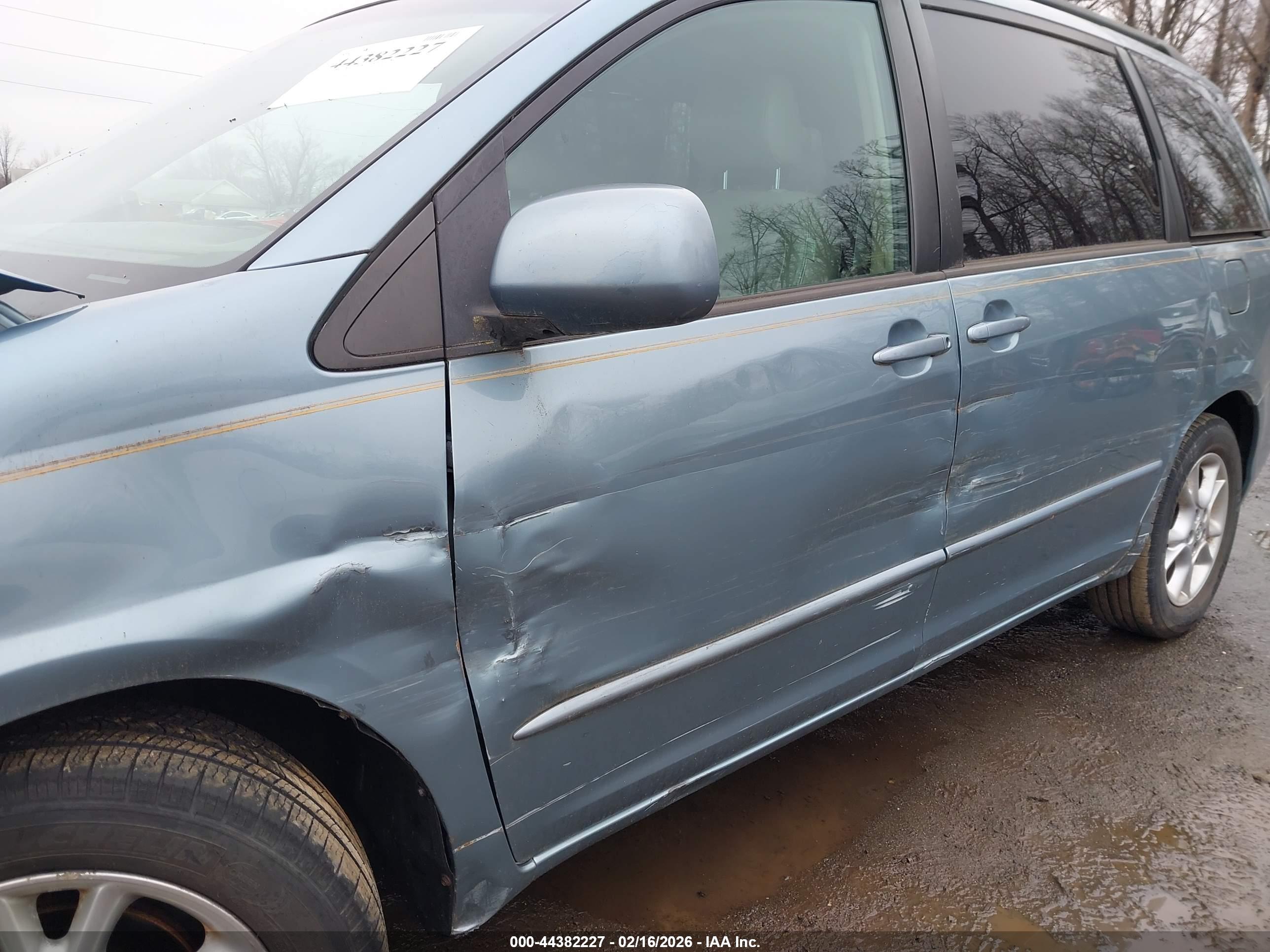 TOYOTA SIENNA image 6