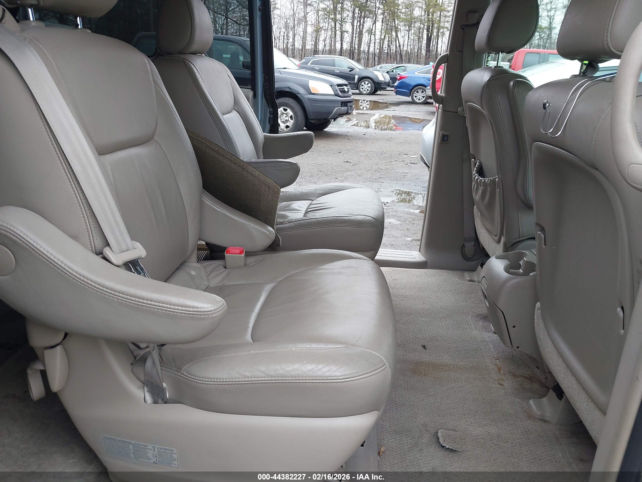 TOYOTA SIENNA image 8