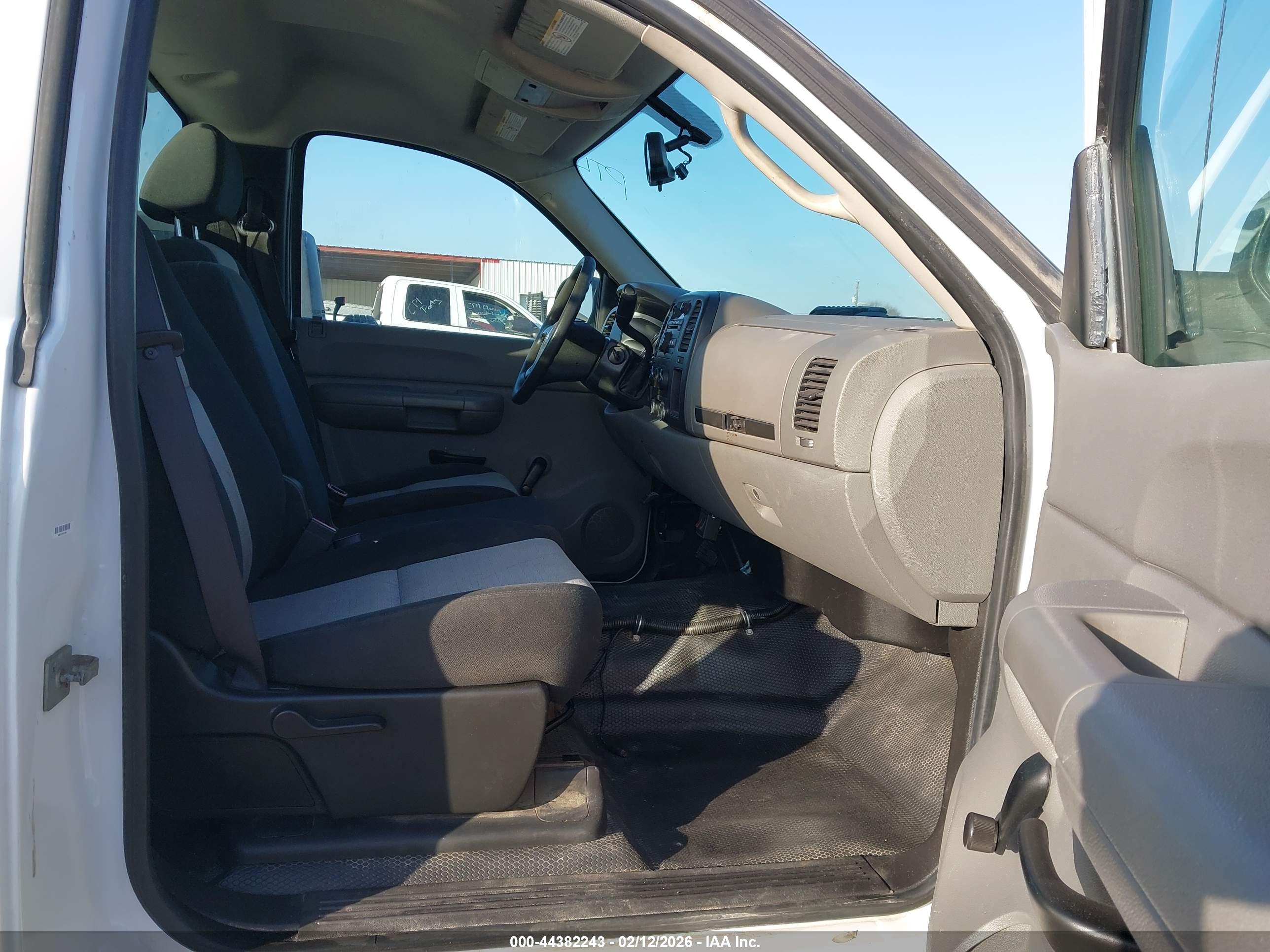 CHEVROLET SILVERADO image 5