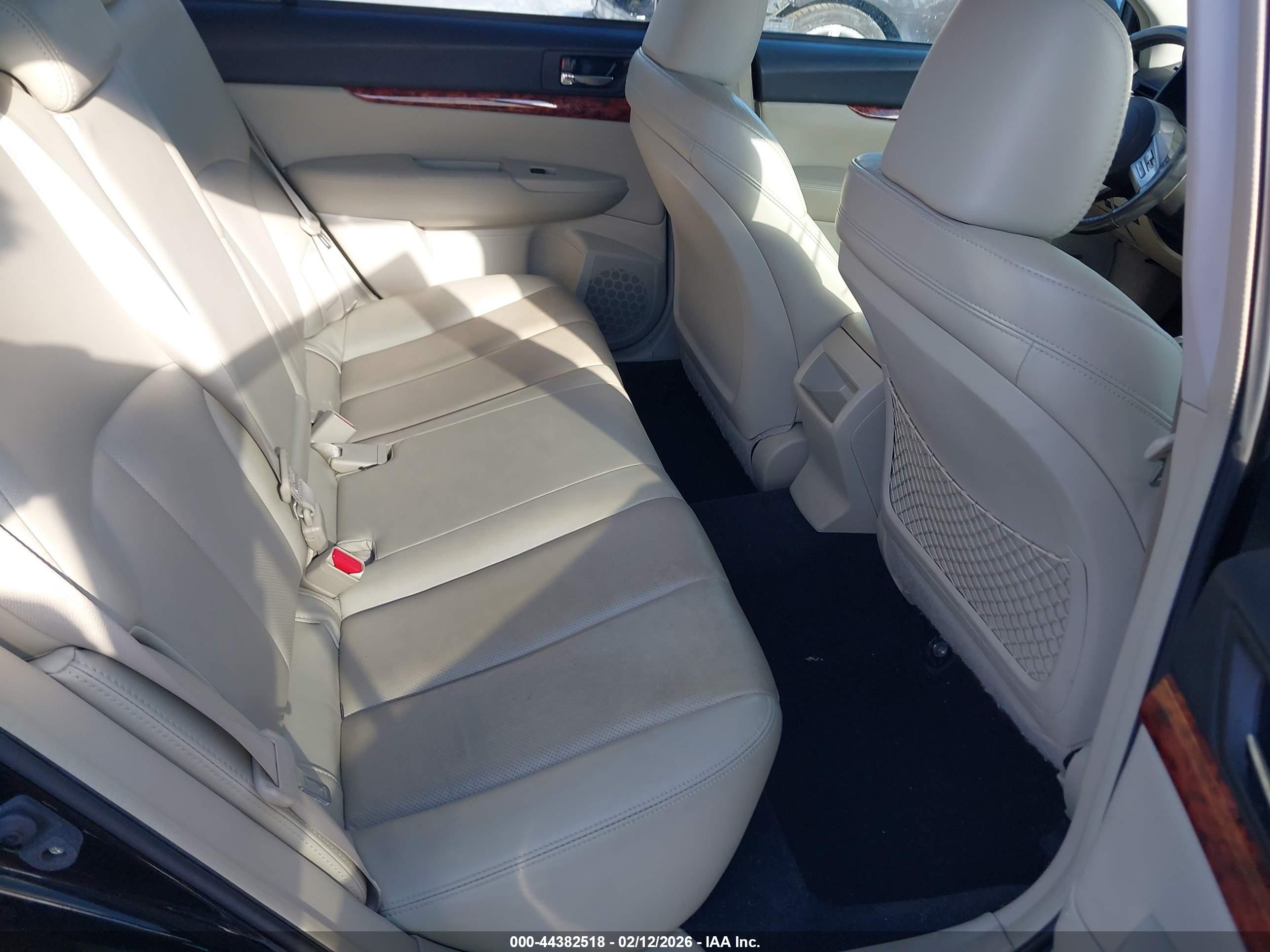 SUBARU OUTBACK image 8