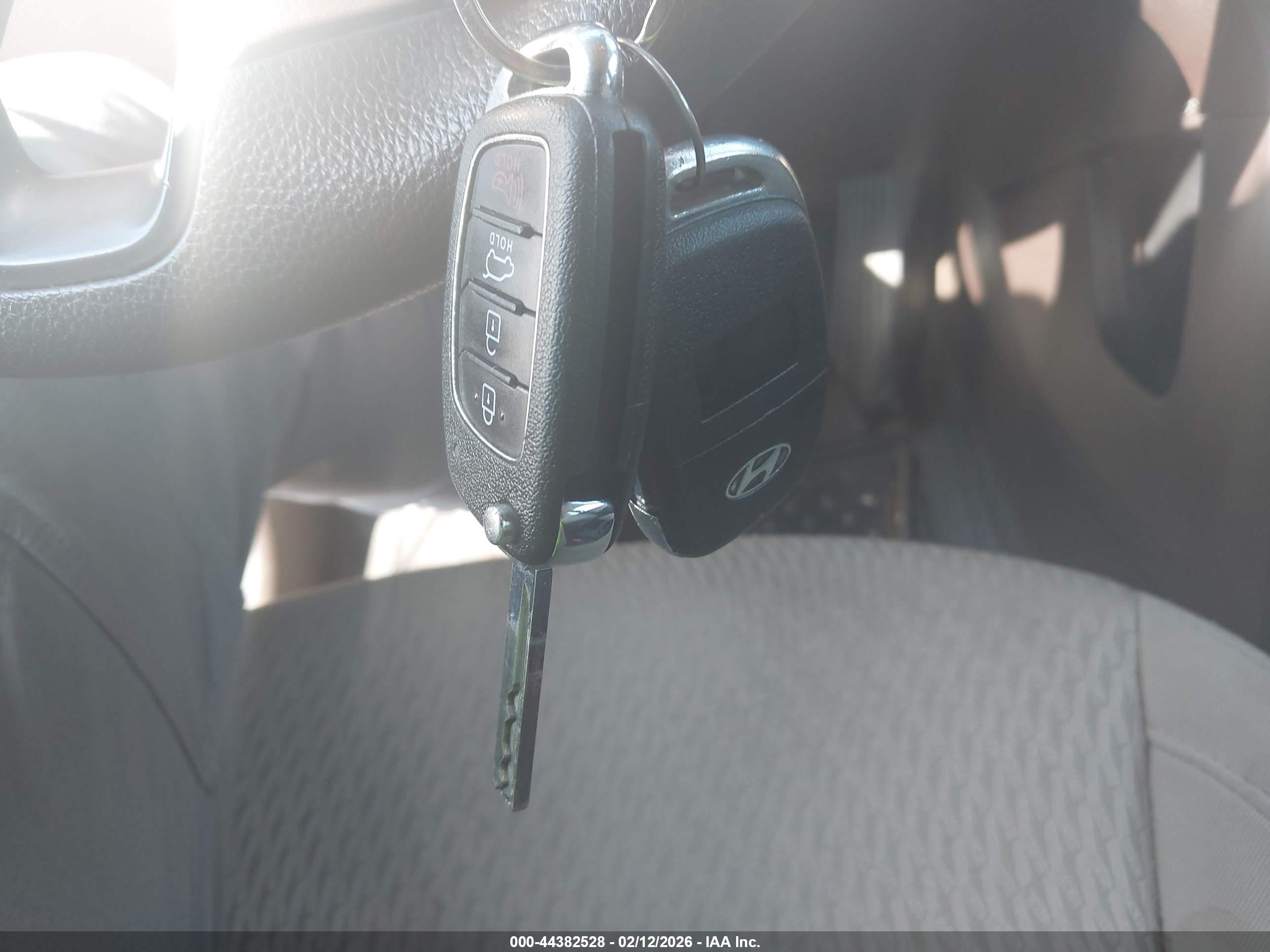HYUNDAI SANTA image 11