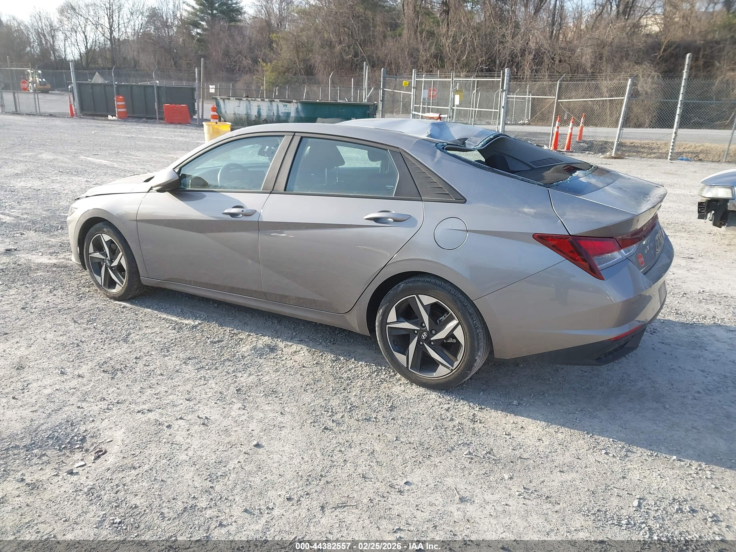 HYUNDAI ELANTRA image 3
