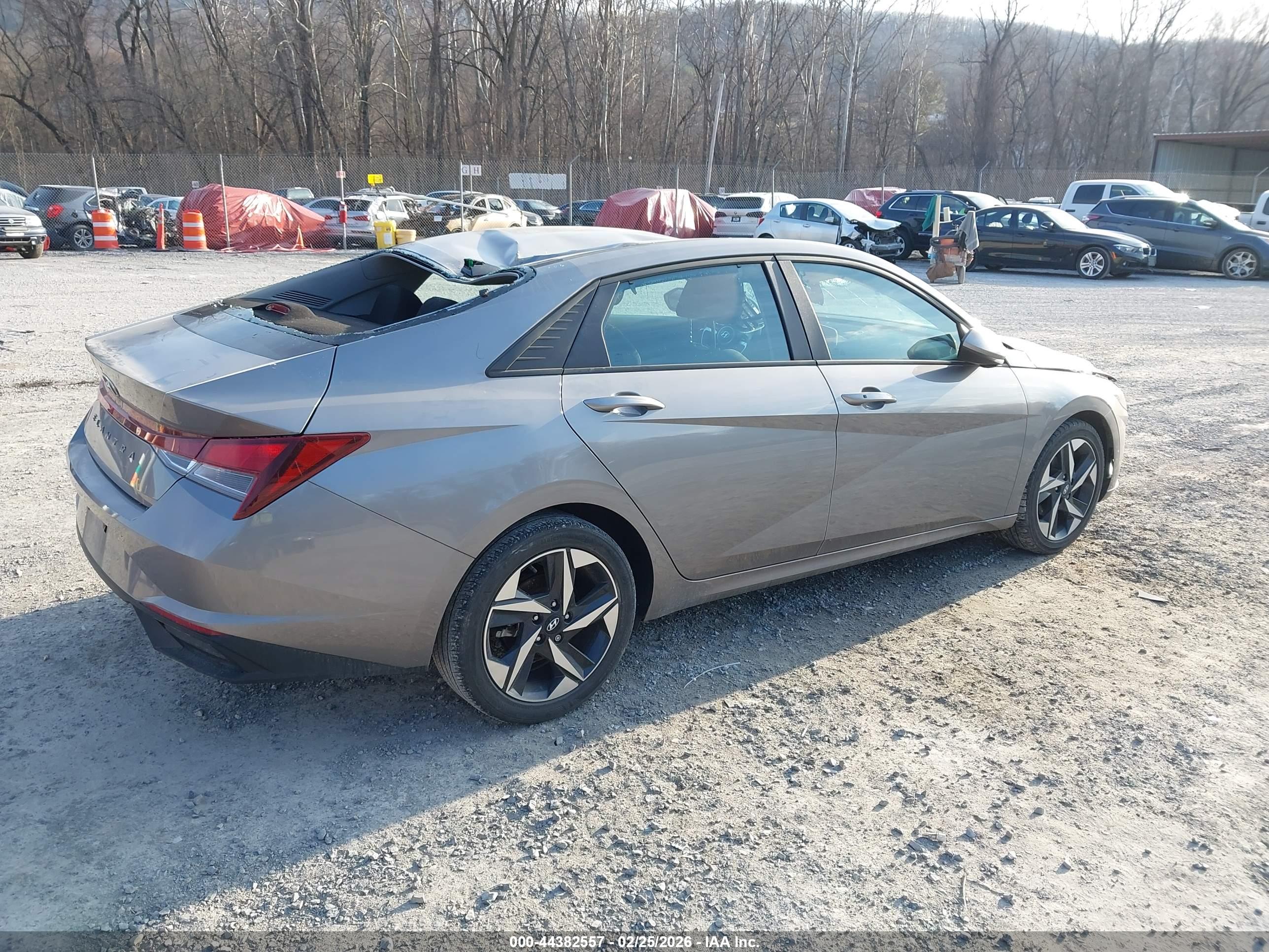 HYUNDAI ELANTRA image 4