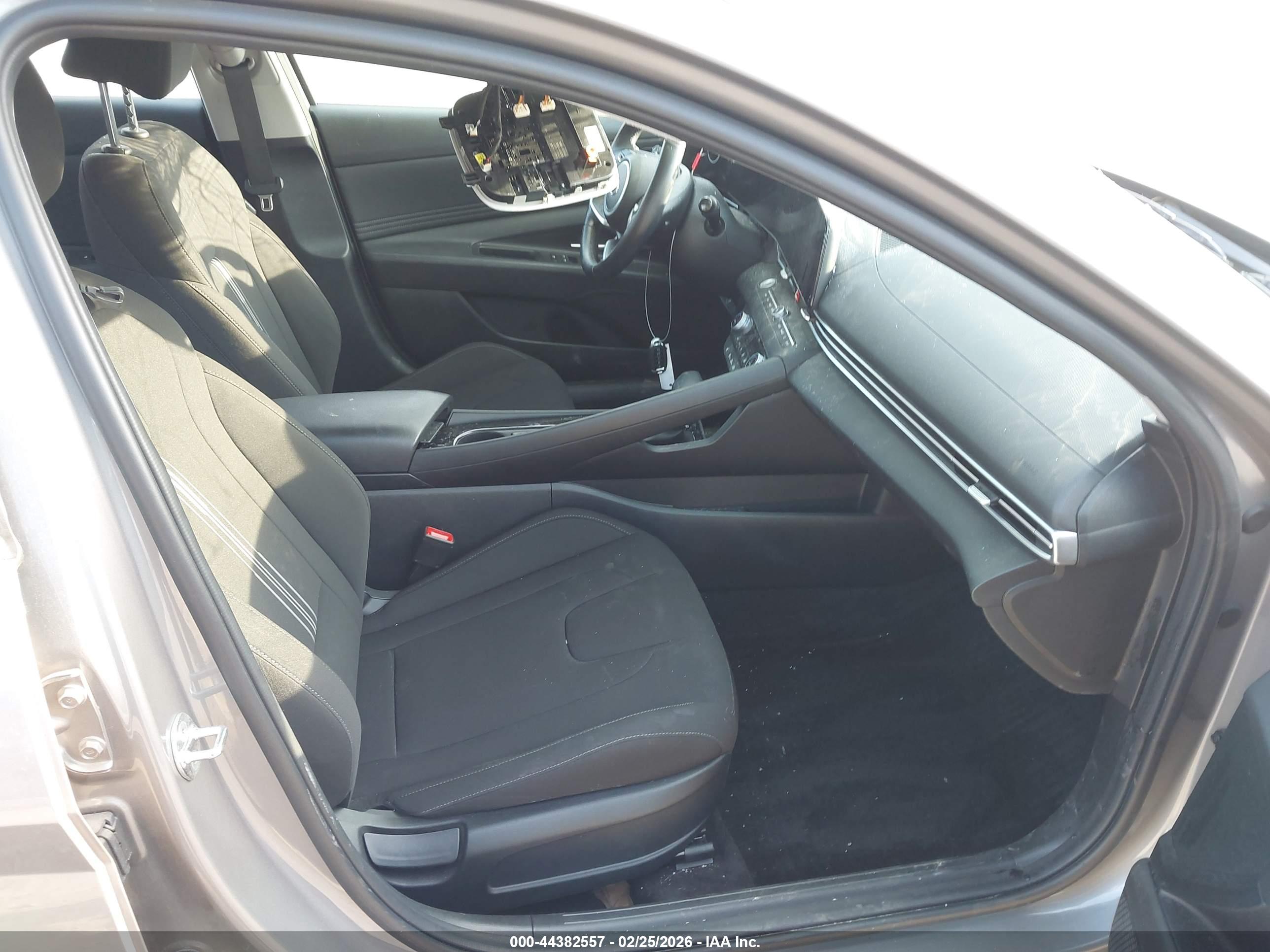 HYUNDAI ELANTRA image 5