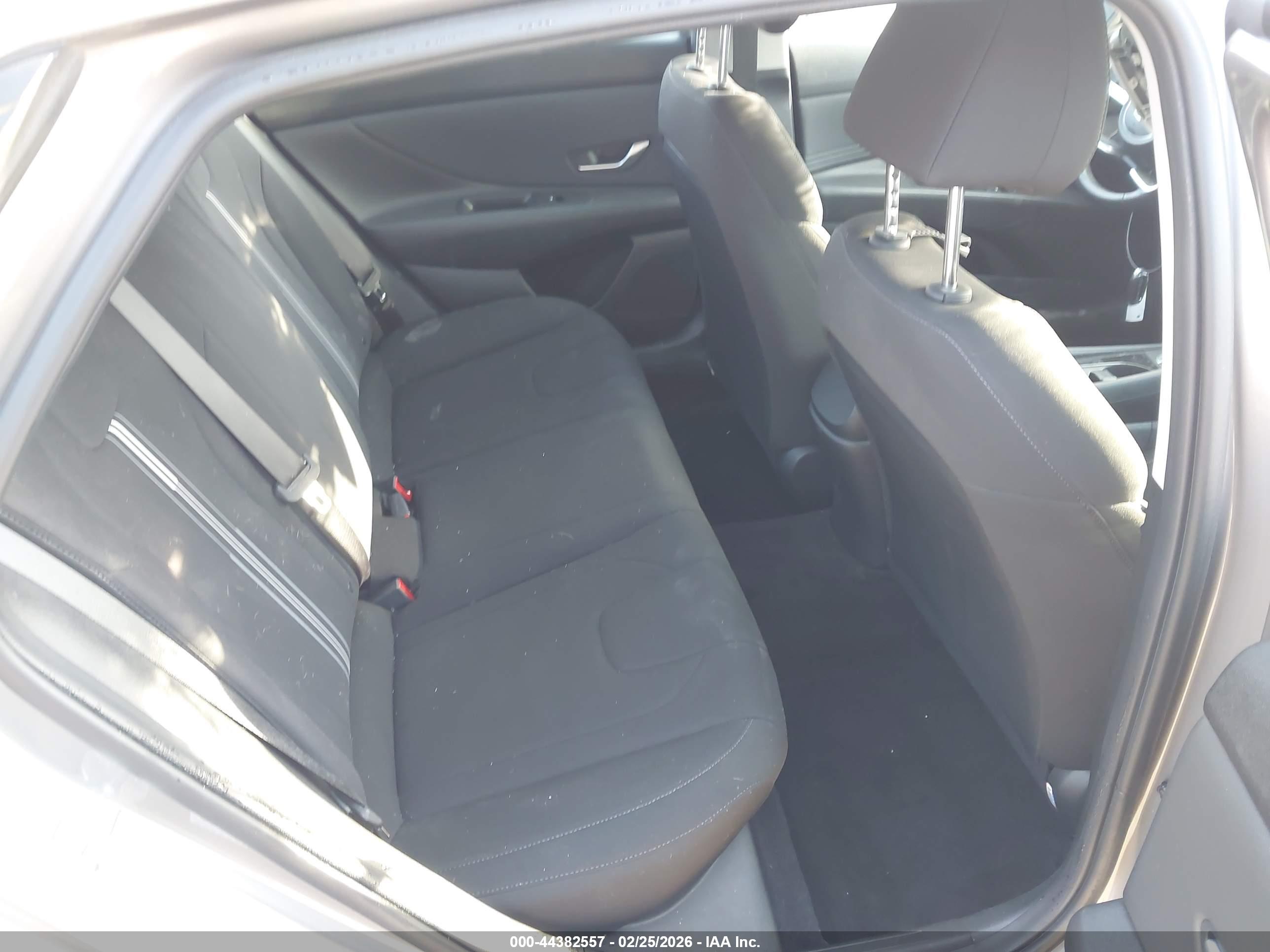 HYUNDAI ELANTRA image 8