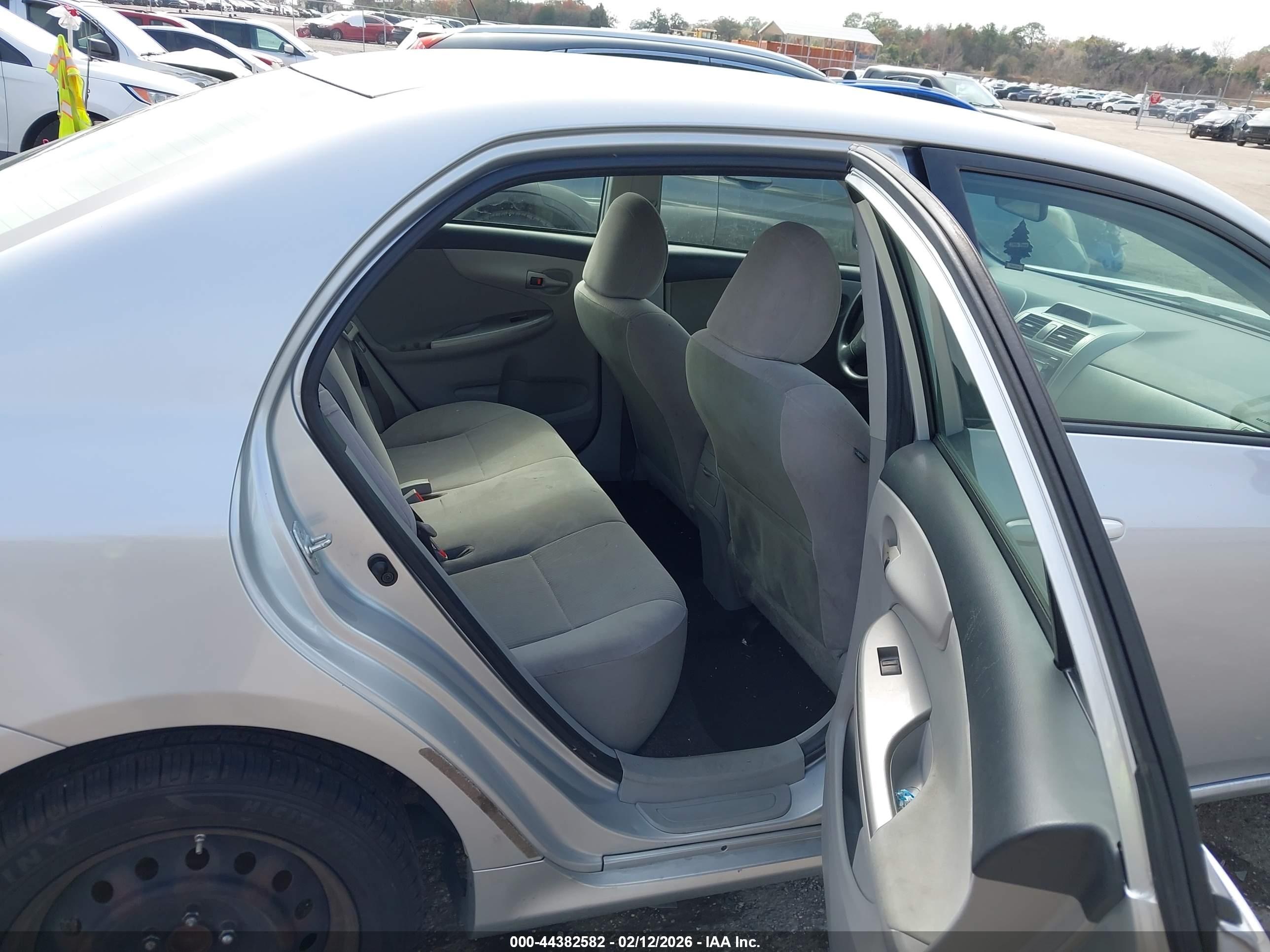 TOYOTA COROLLA image 8