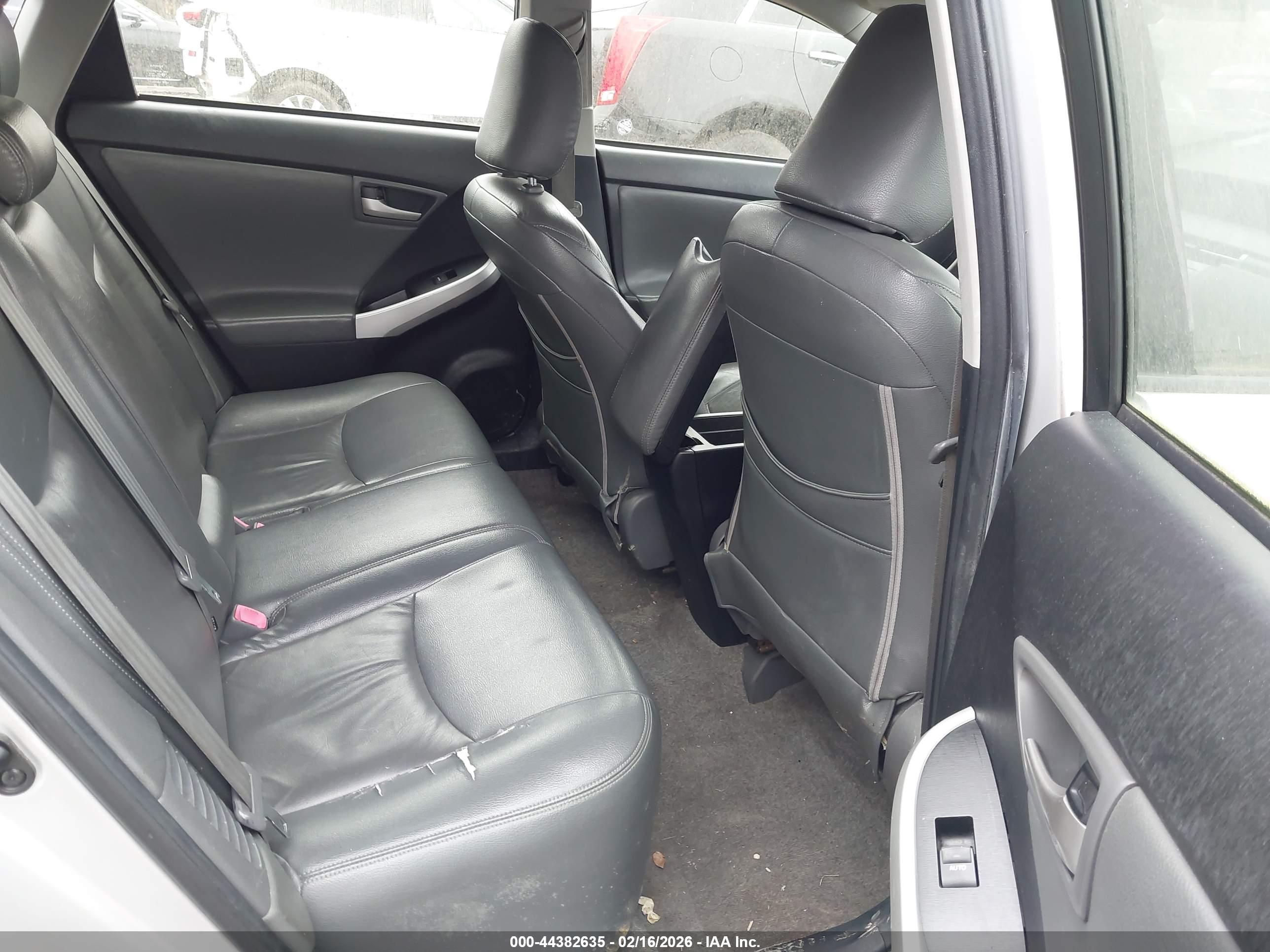 TOYOTA PRIUS image 8