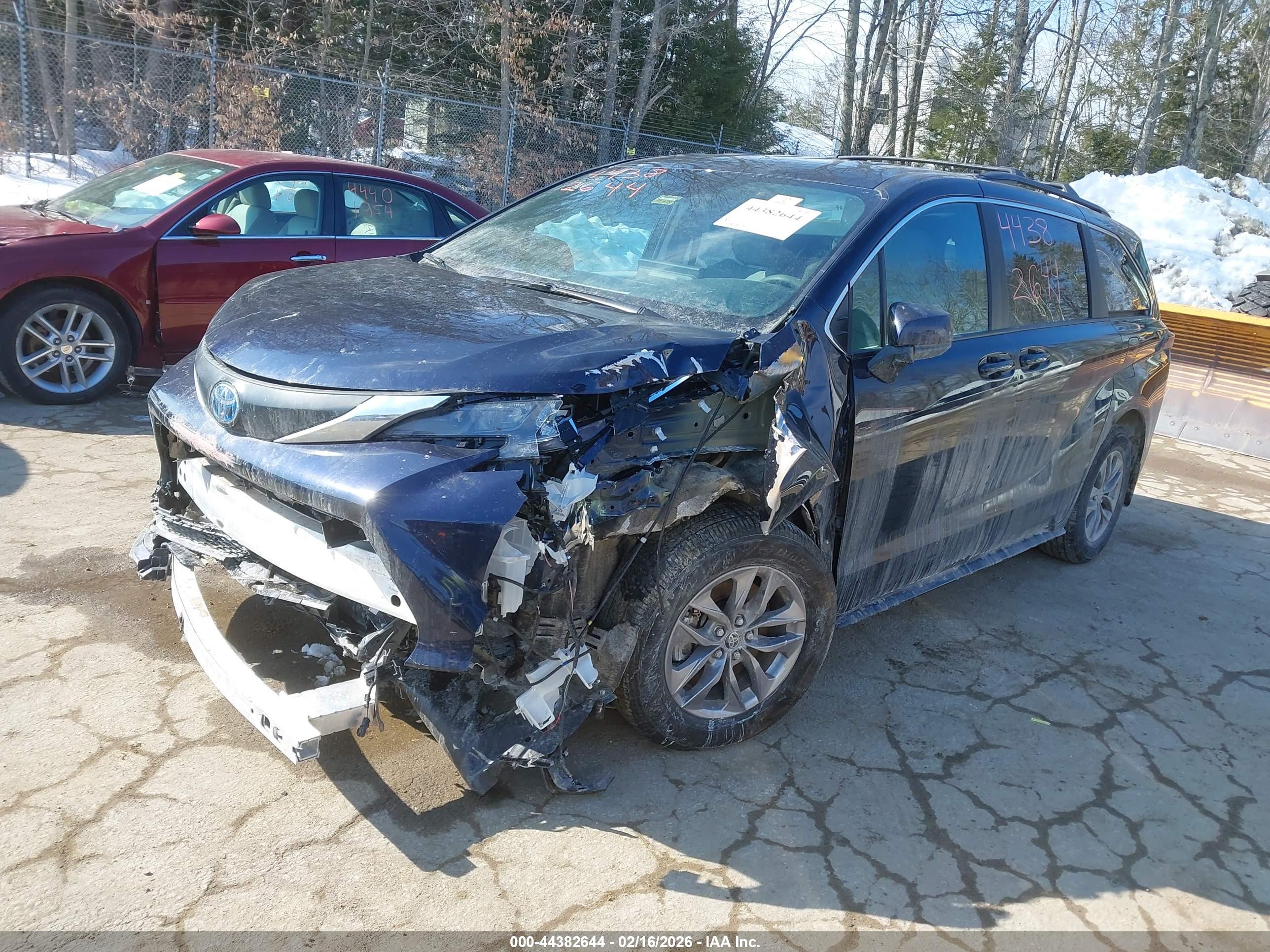 TOYOTA SIENNA image 2