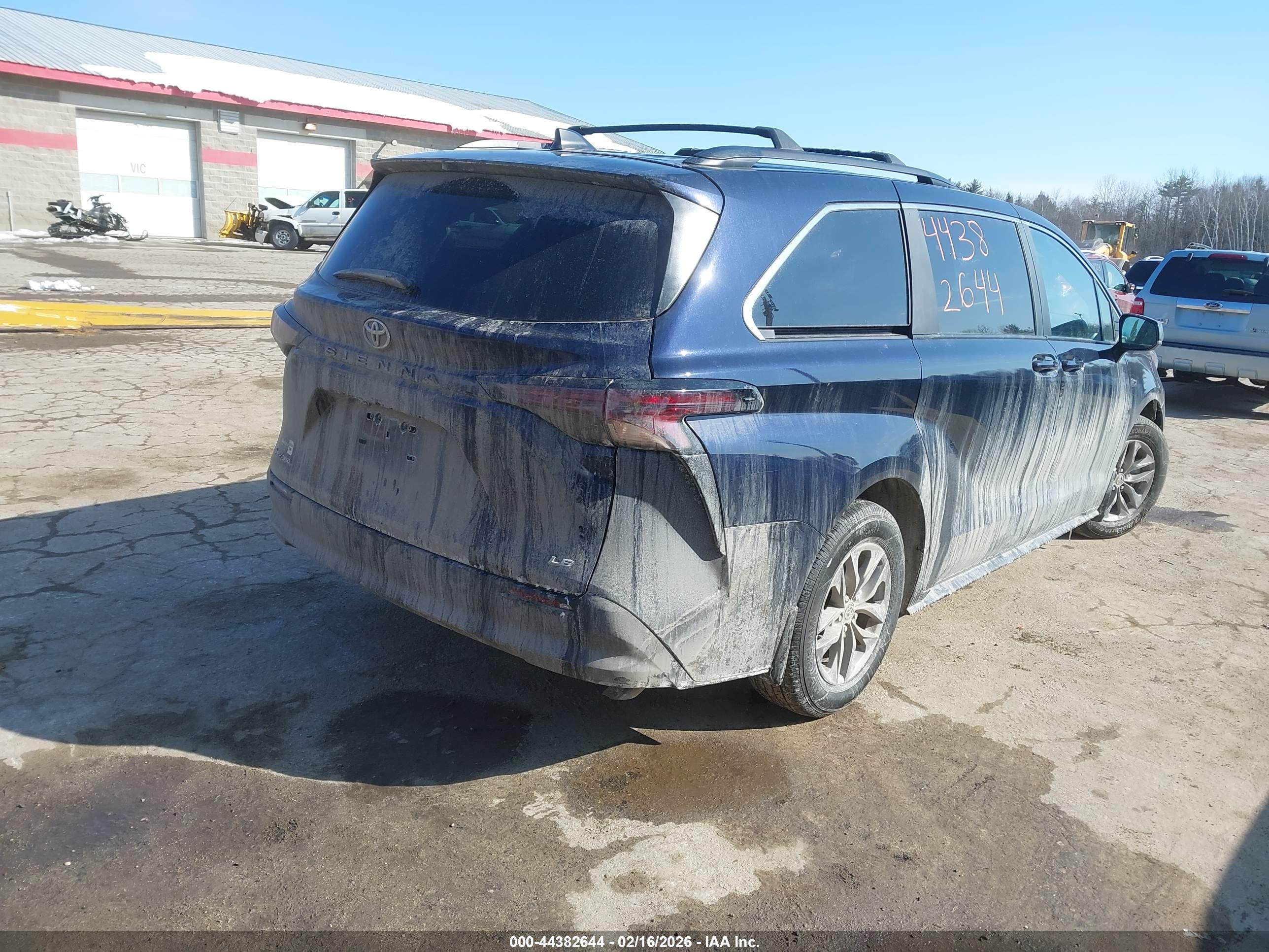 TOYOTA SIENNA image 4