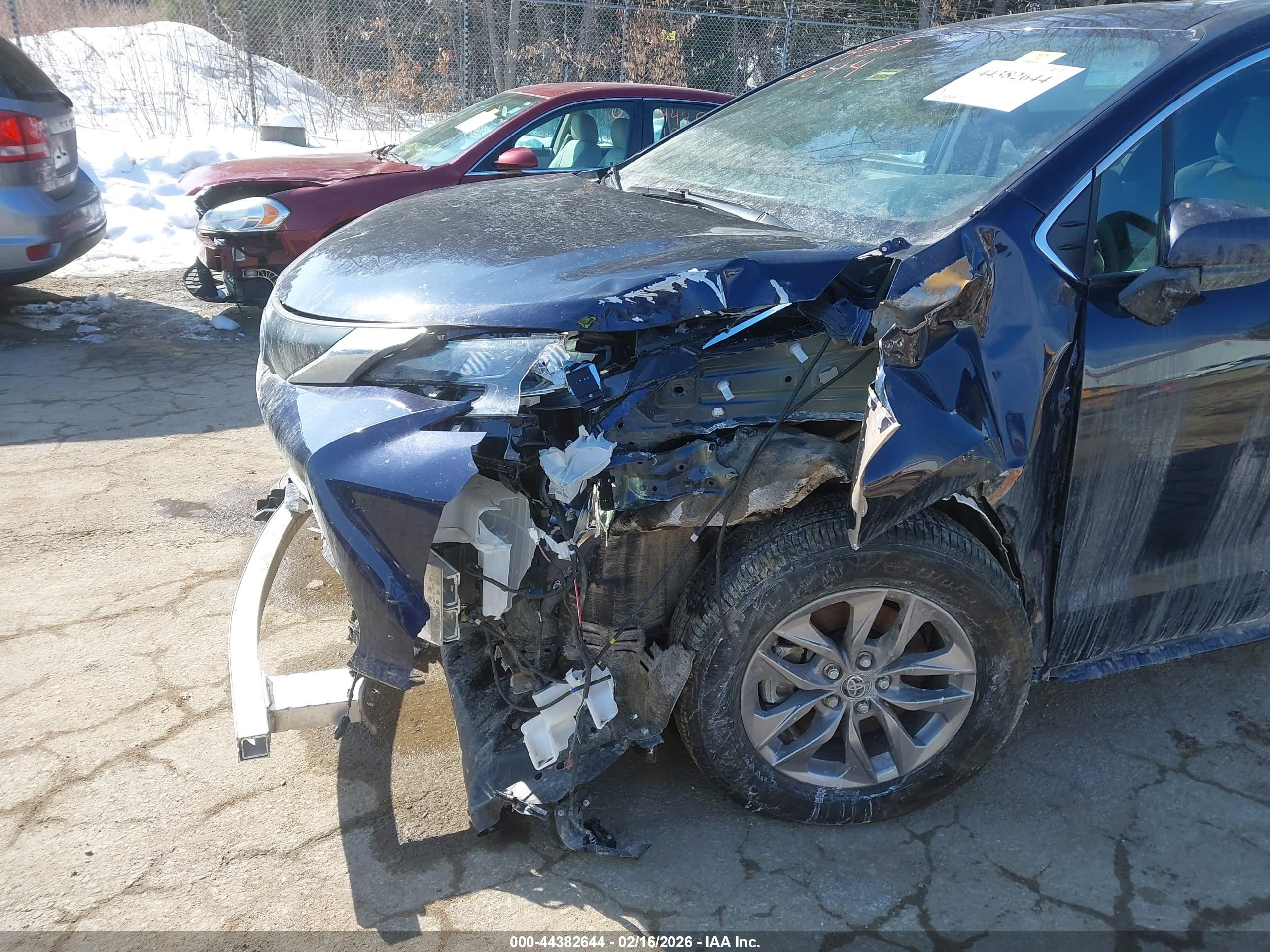 TOYOTA SIENNA image 6