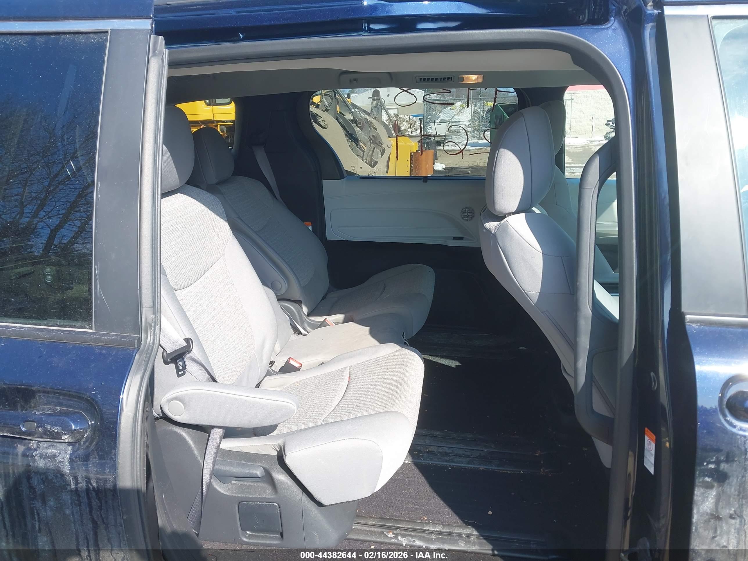 TOYOTA SIENNA image 8