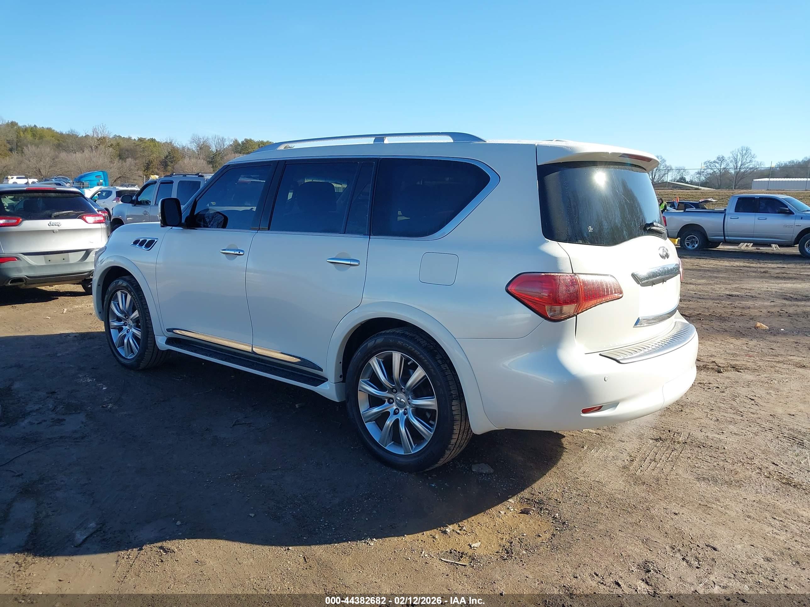 INFINITI QX56 image 3