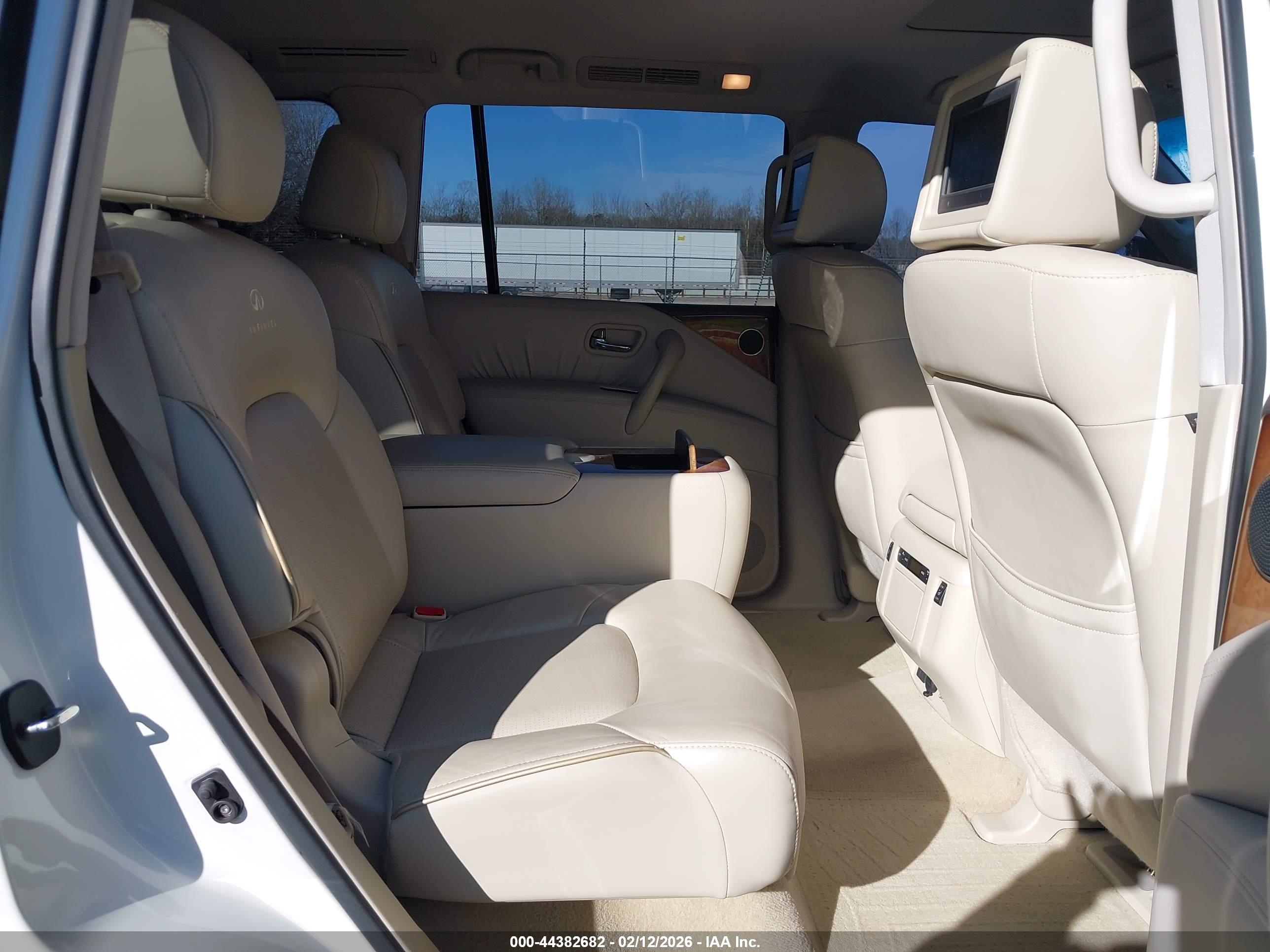 INFINITI QX56 image 8