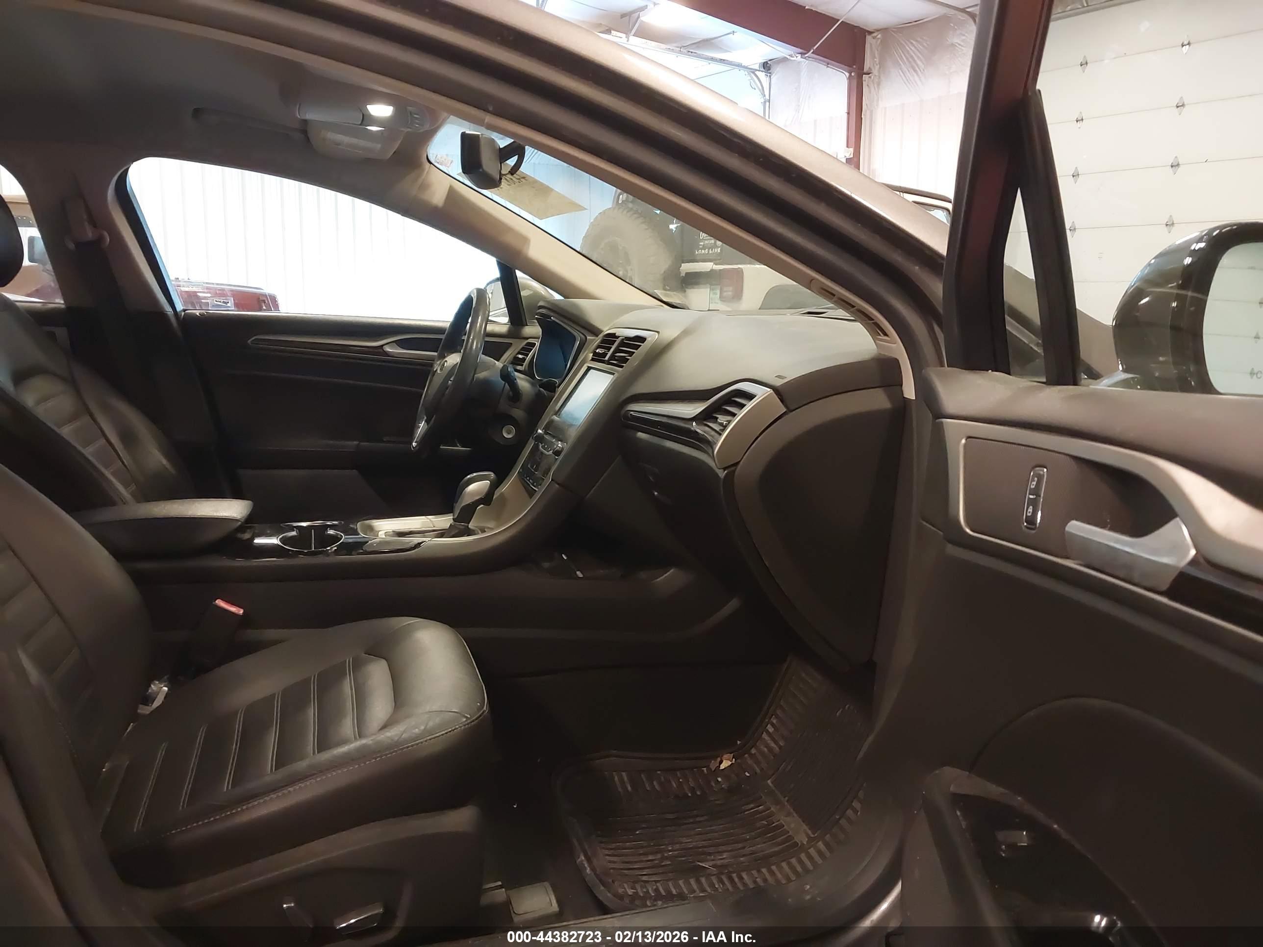 FORD FUSION image 5