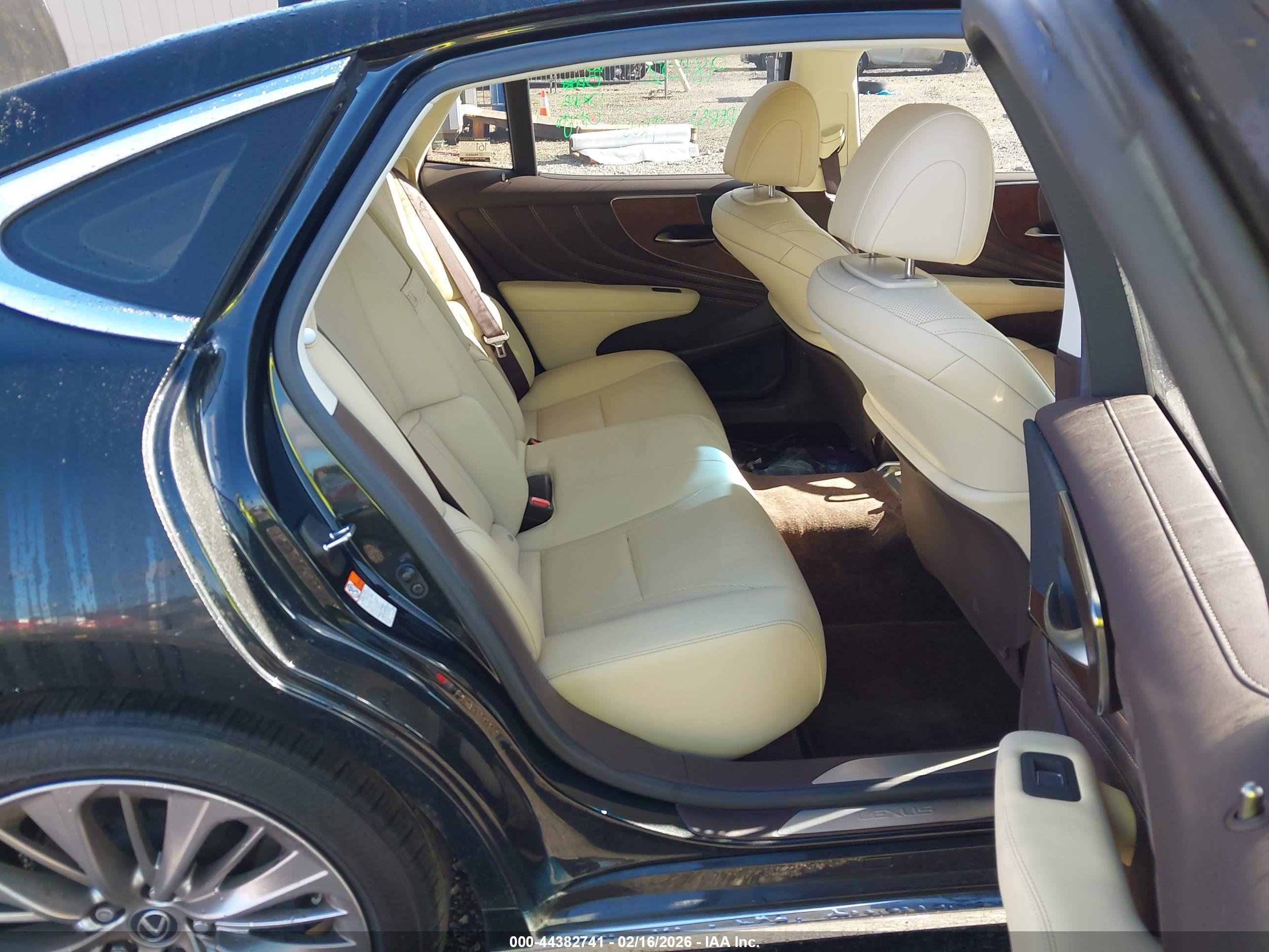 LEXUS LS image 8