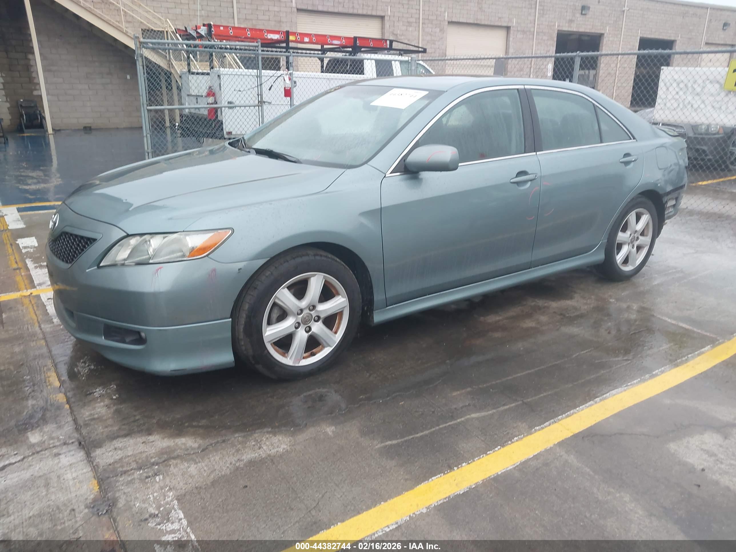 TOYOTA CAMRY image 2