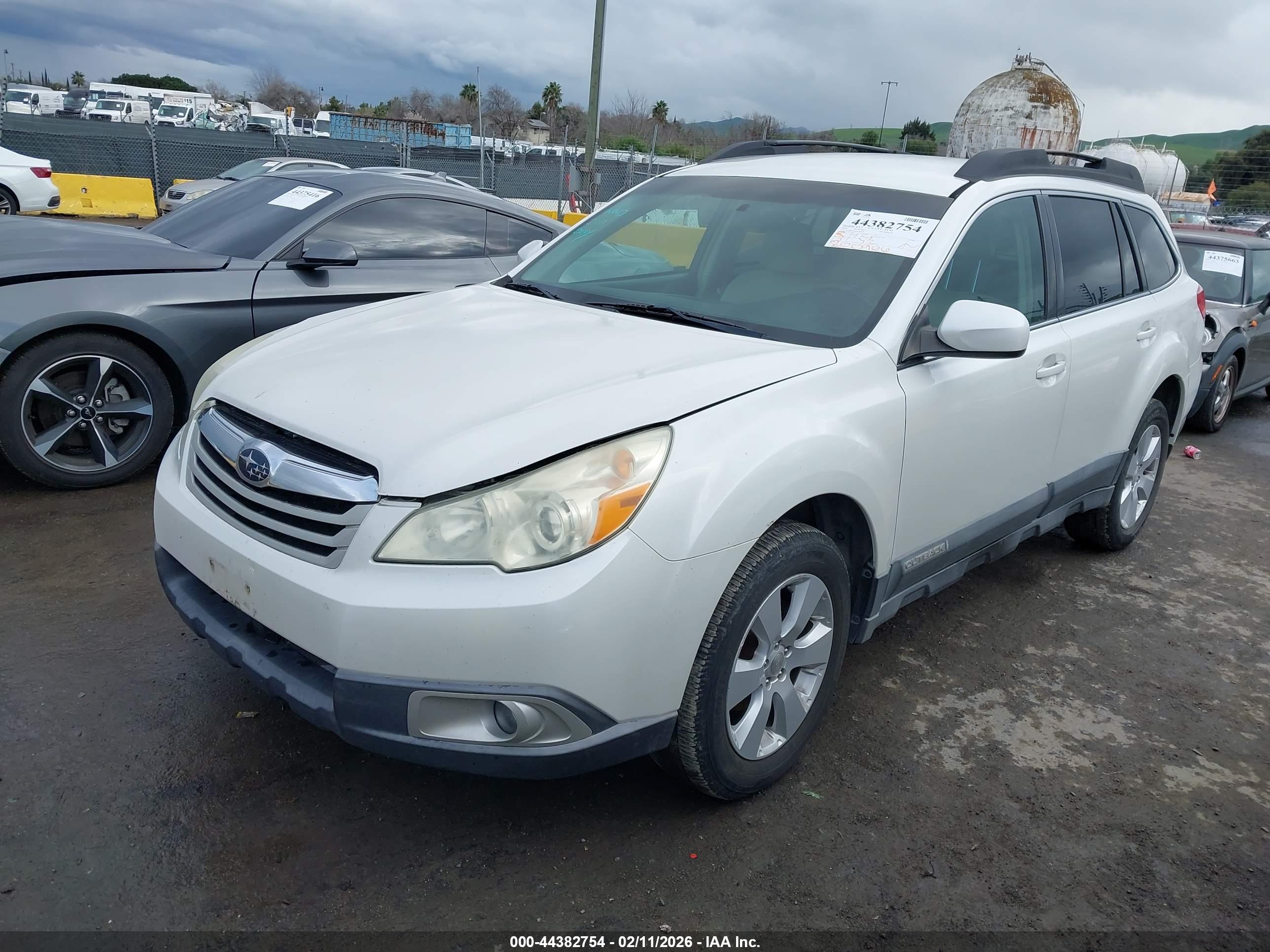 SUBARU OUTBACK image 2