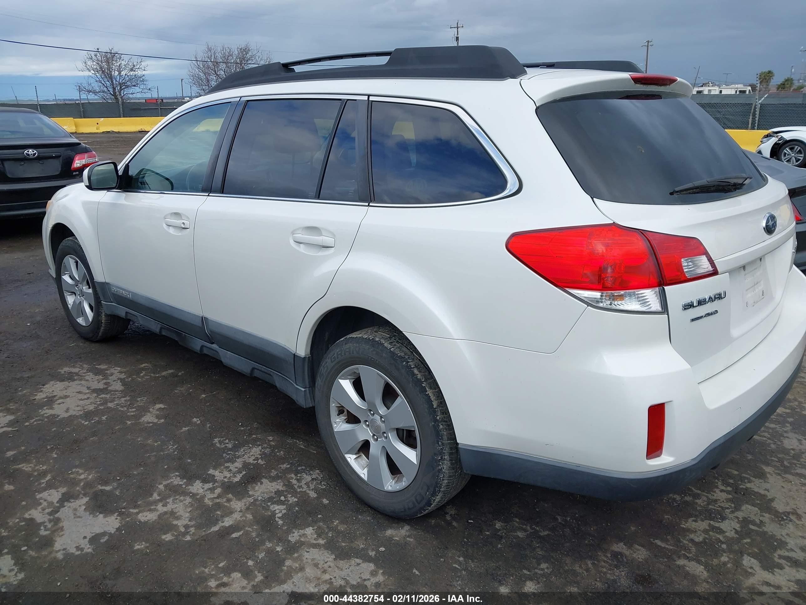 SUBARU OUTBACK image 3