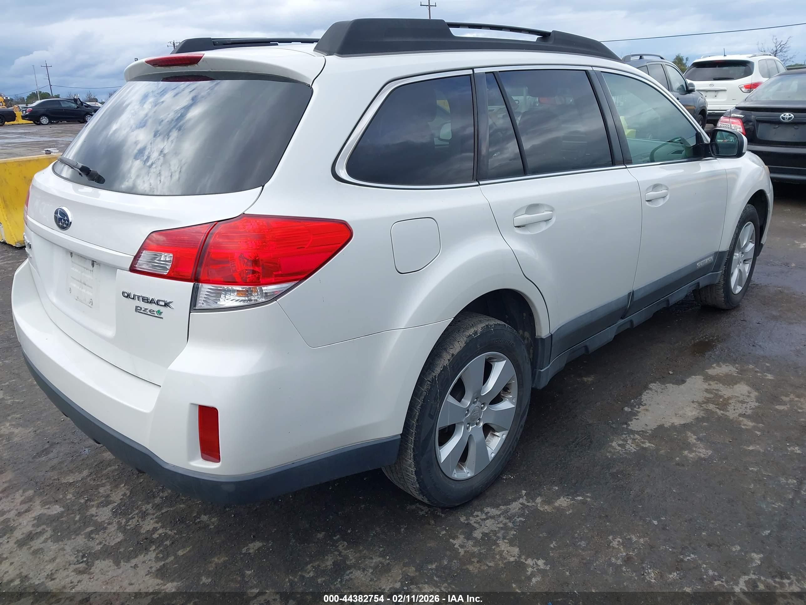 SUBARU OUTBACK image 4