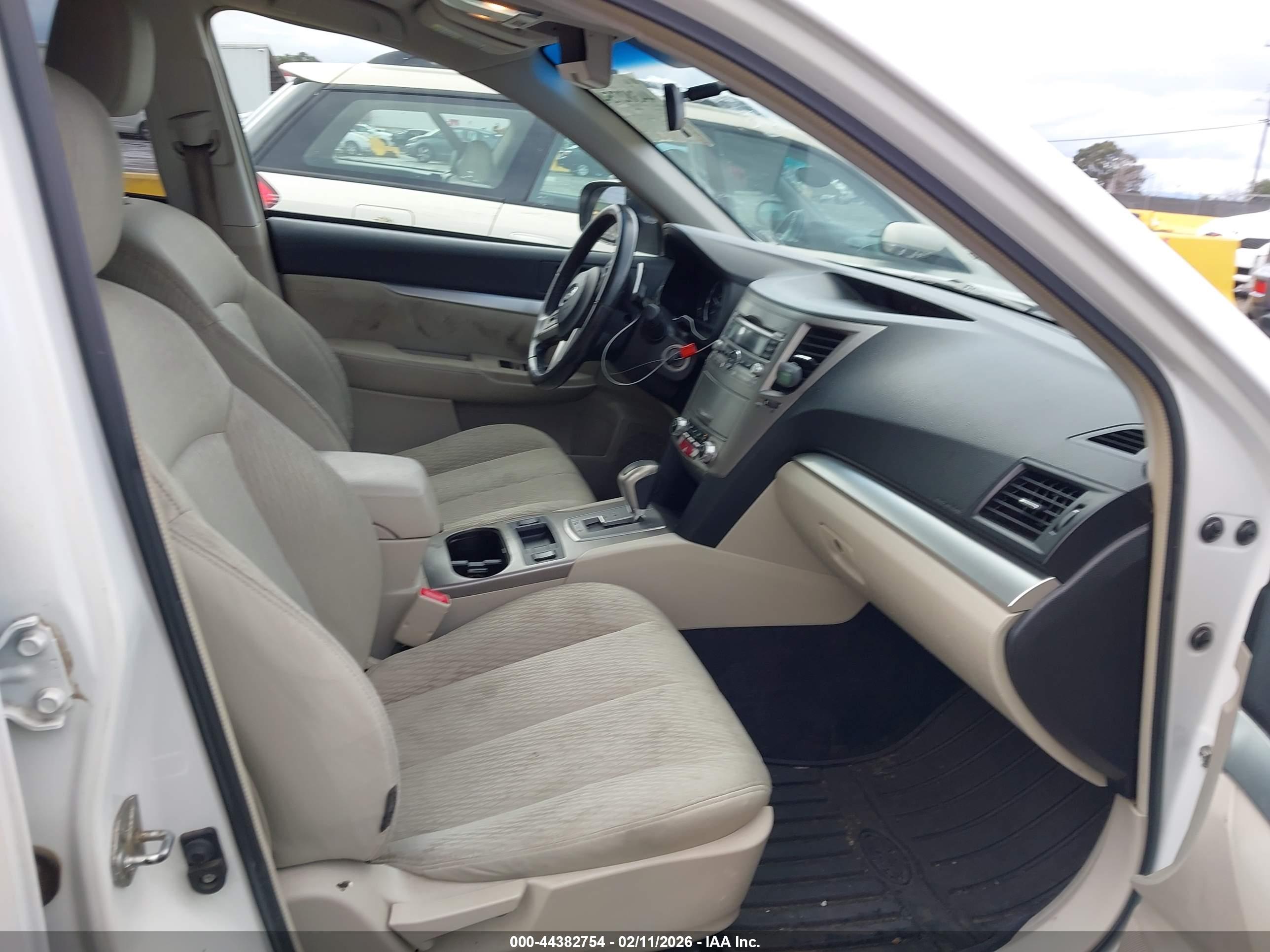 SUBARU OUTBACK image 5