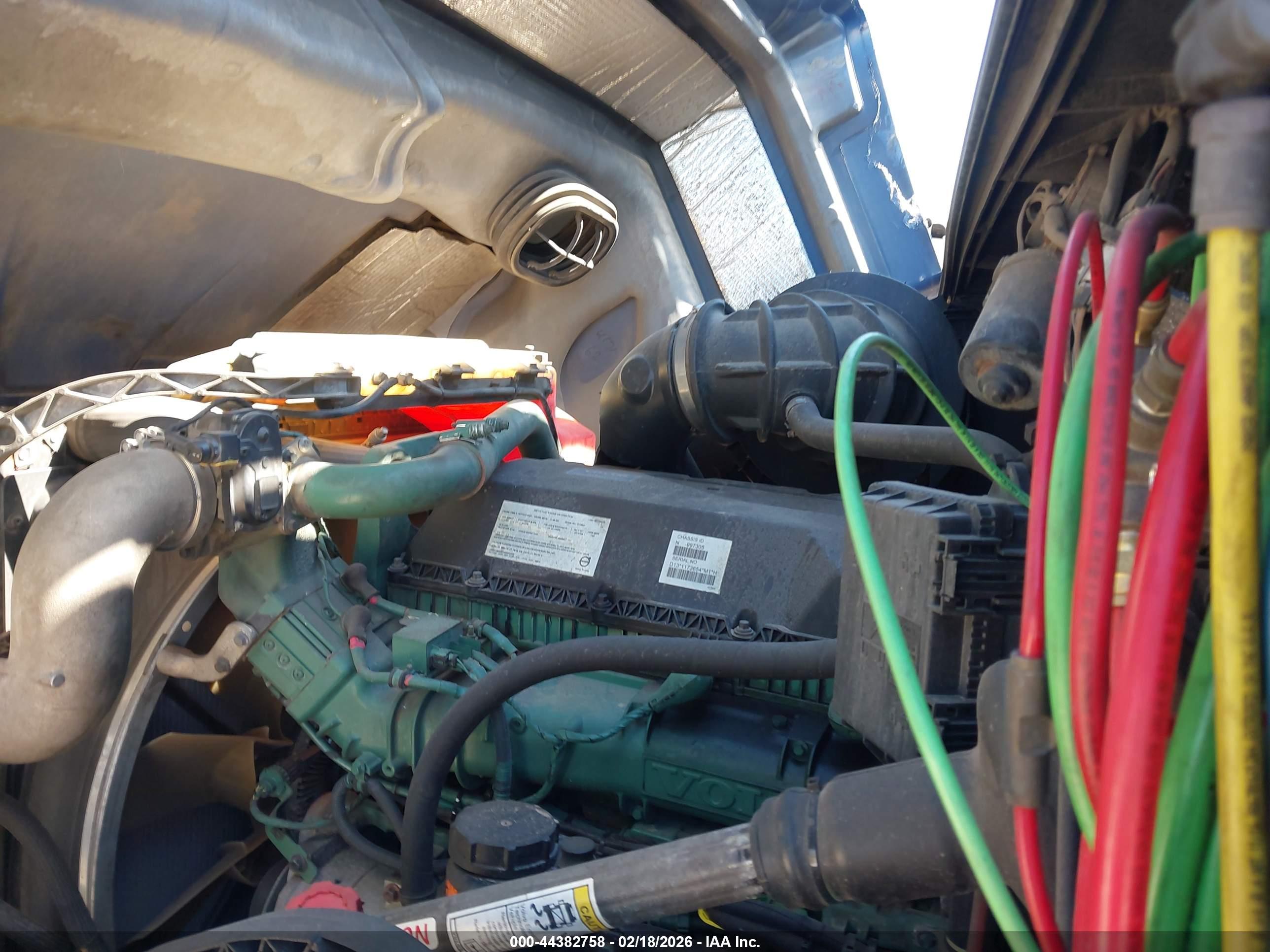 VOLVO VNL image 10