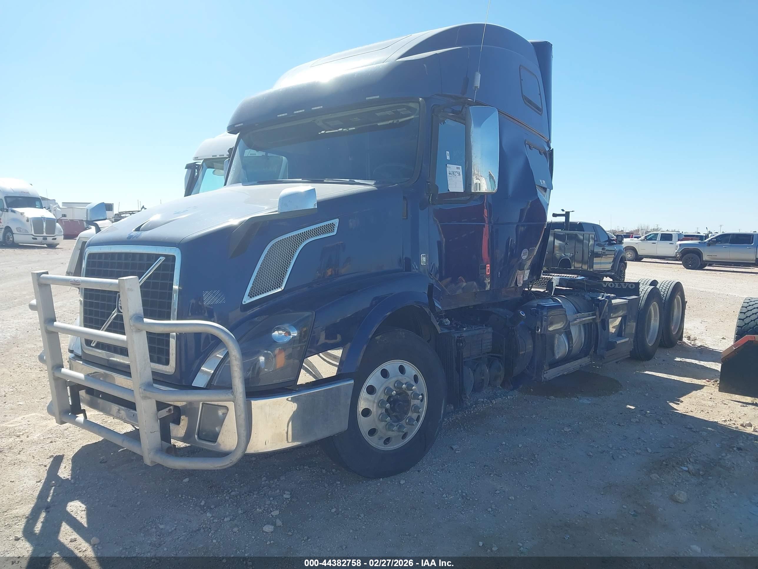 VOLVO VNL image 2