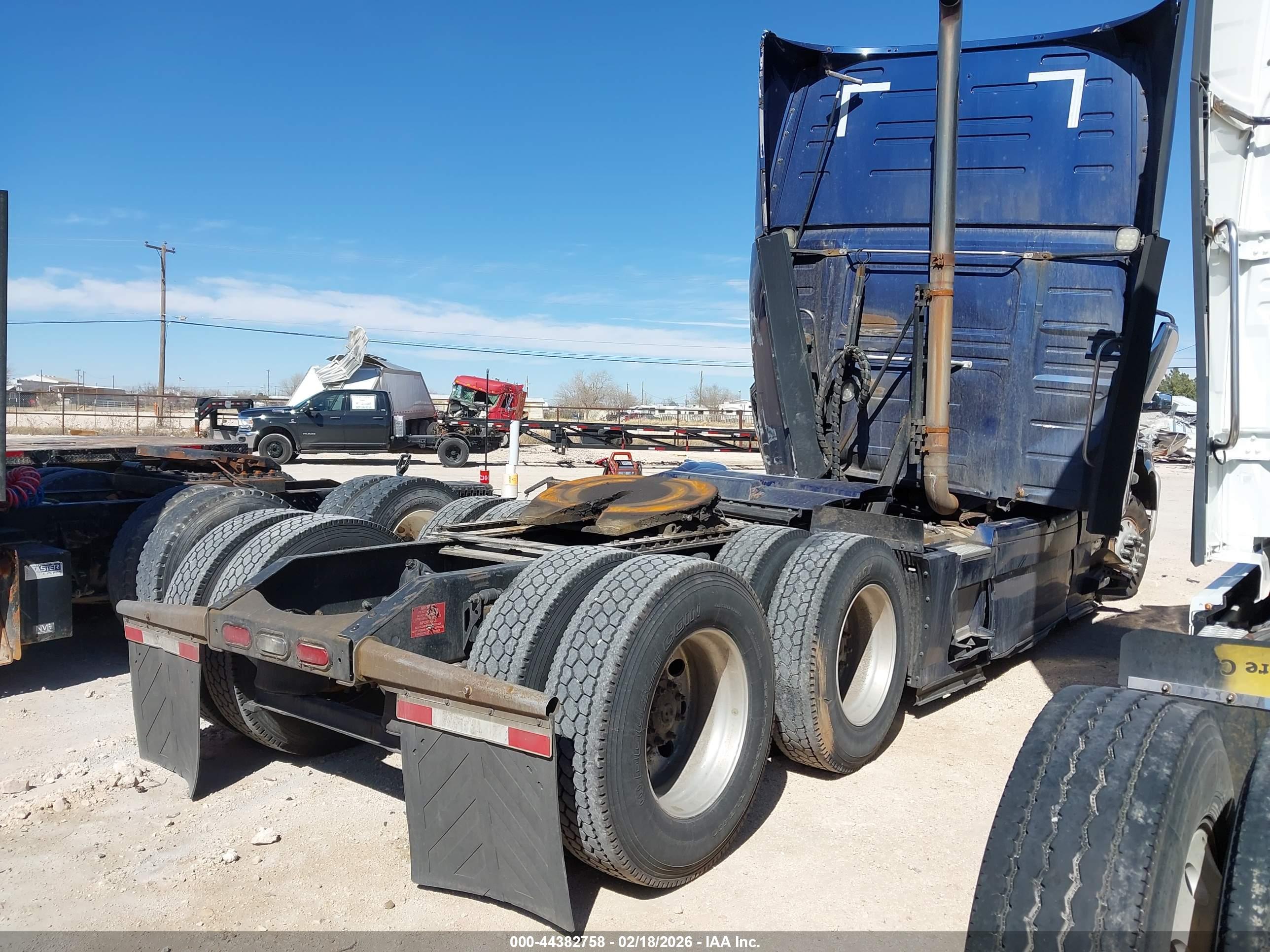 VOLVO VNL image 4
