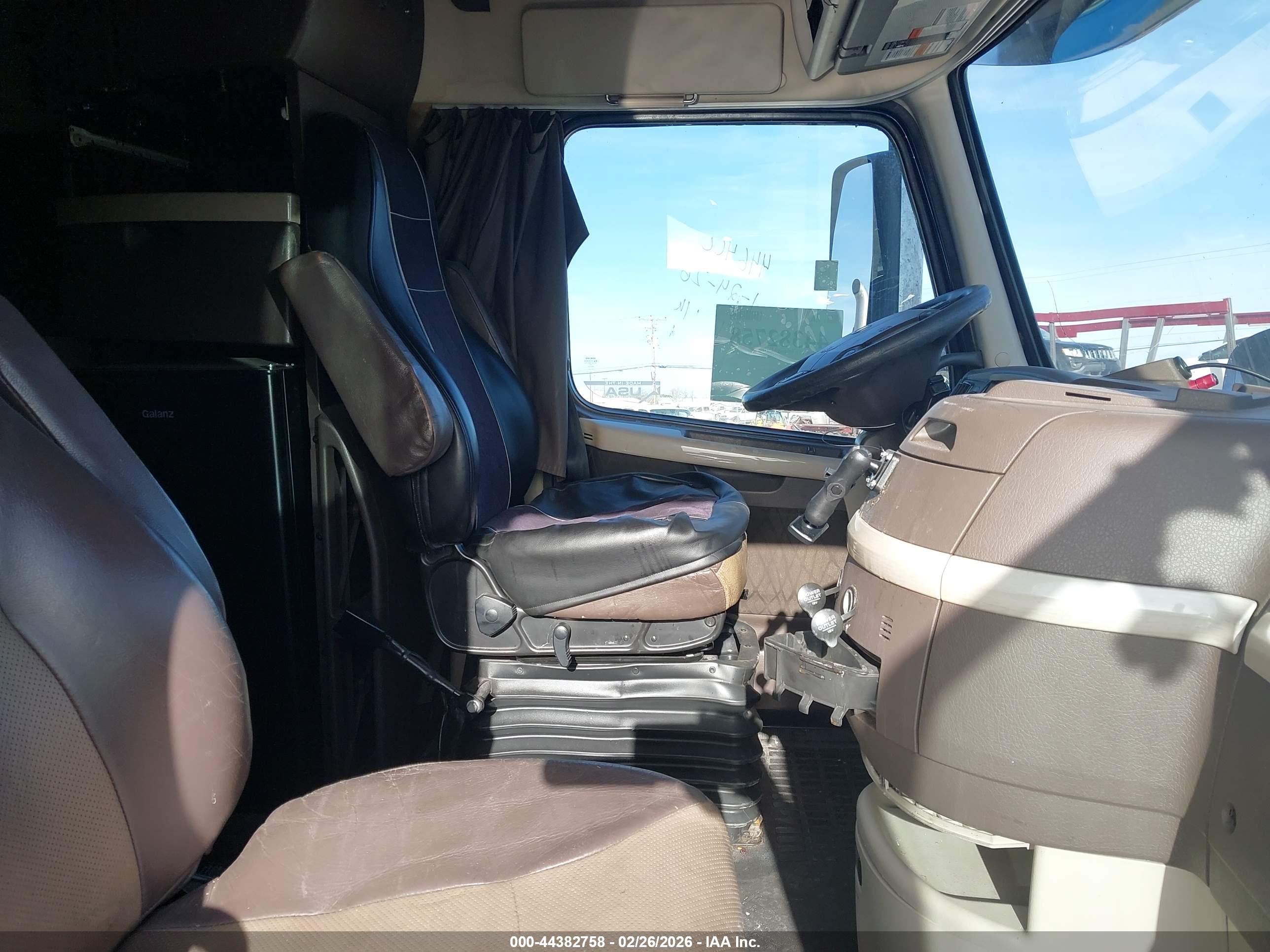 VOLVO VNL image 7