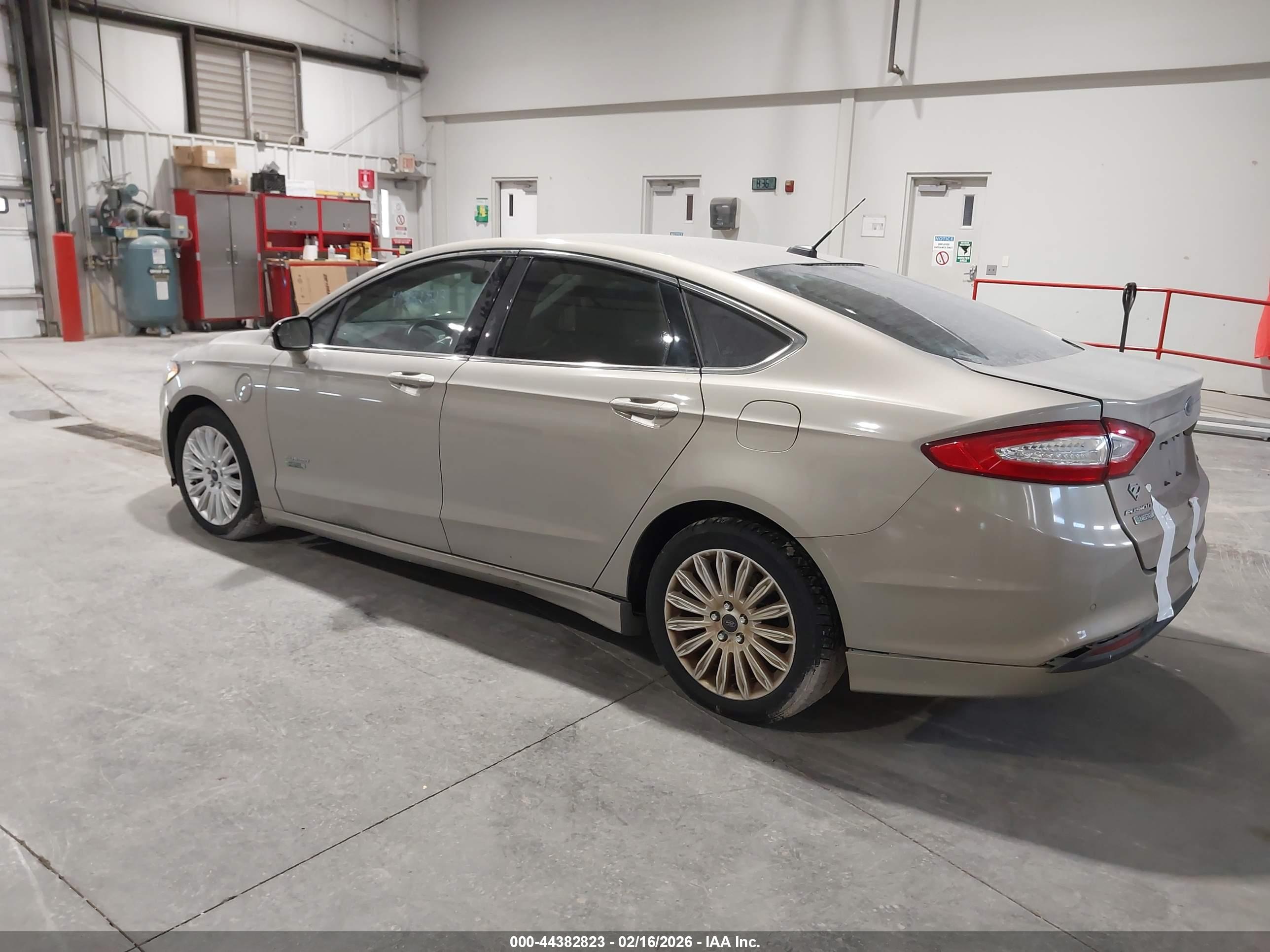 FORD FUSION image 3