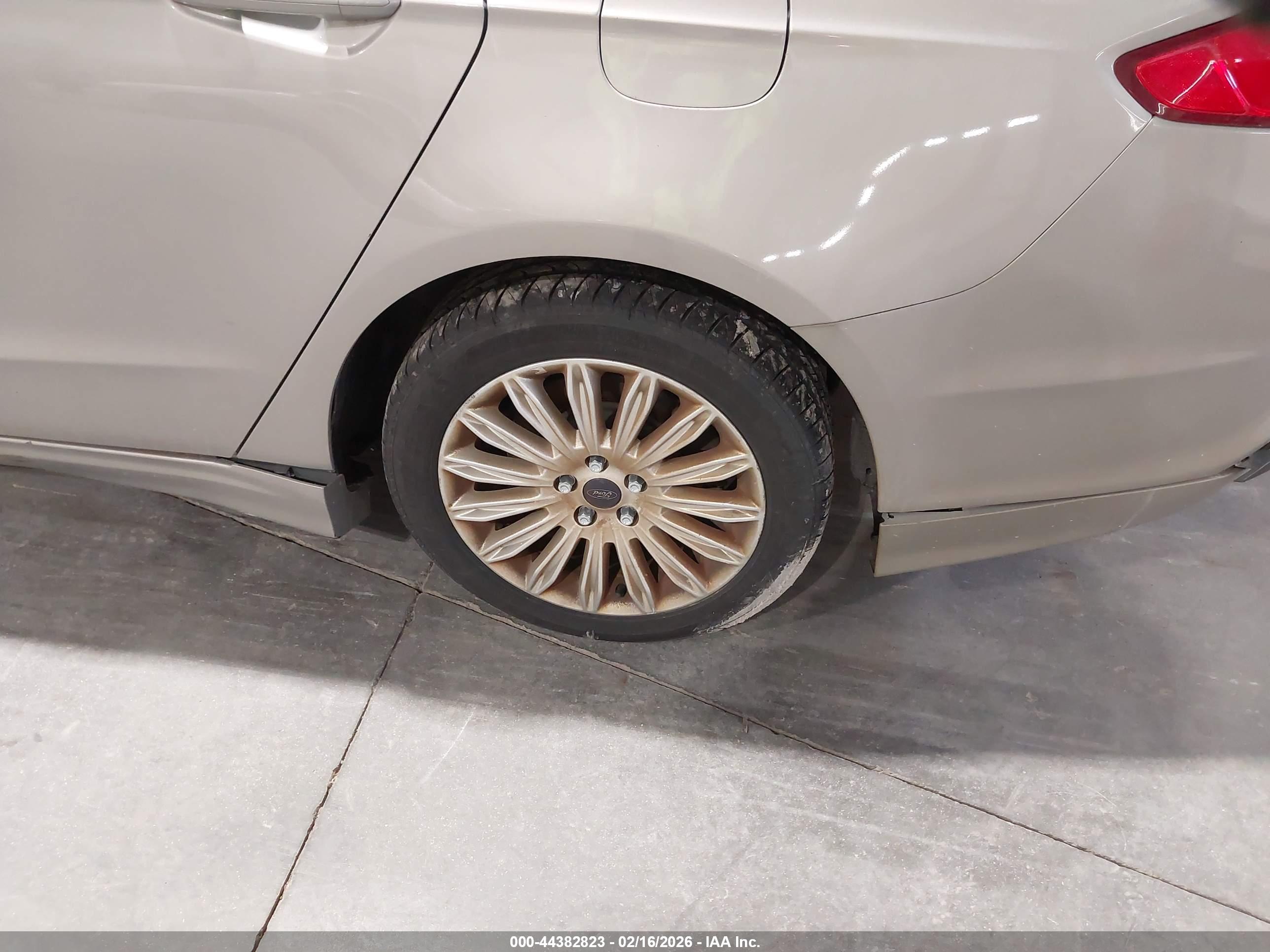 FORD FUSION image 6