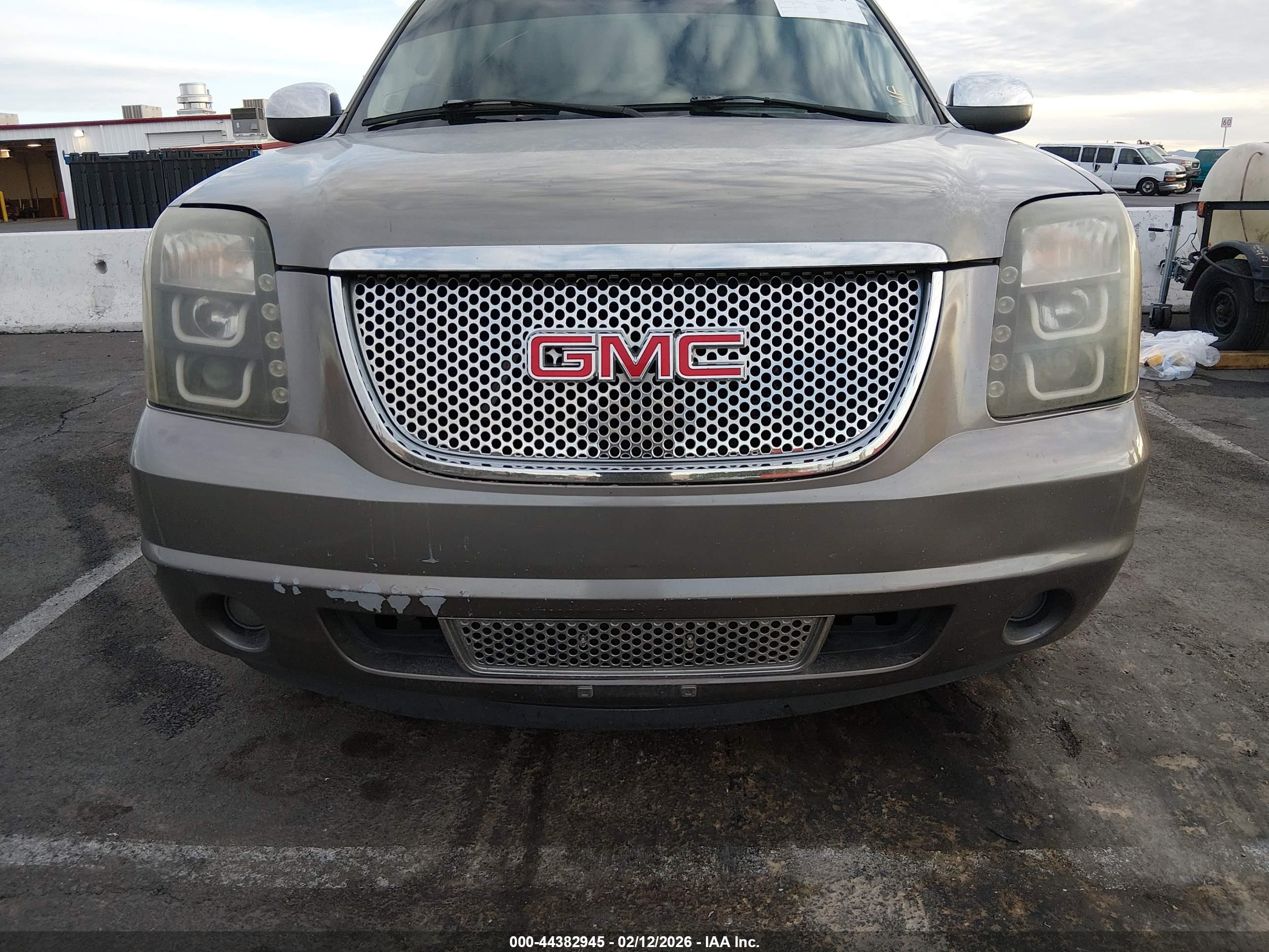 GMC YUKON image 6