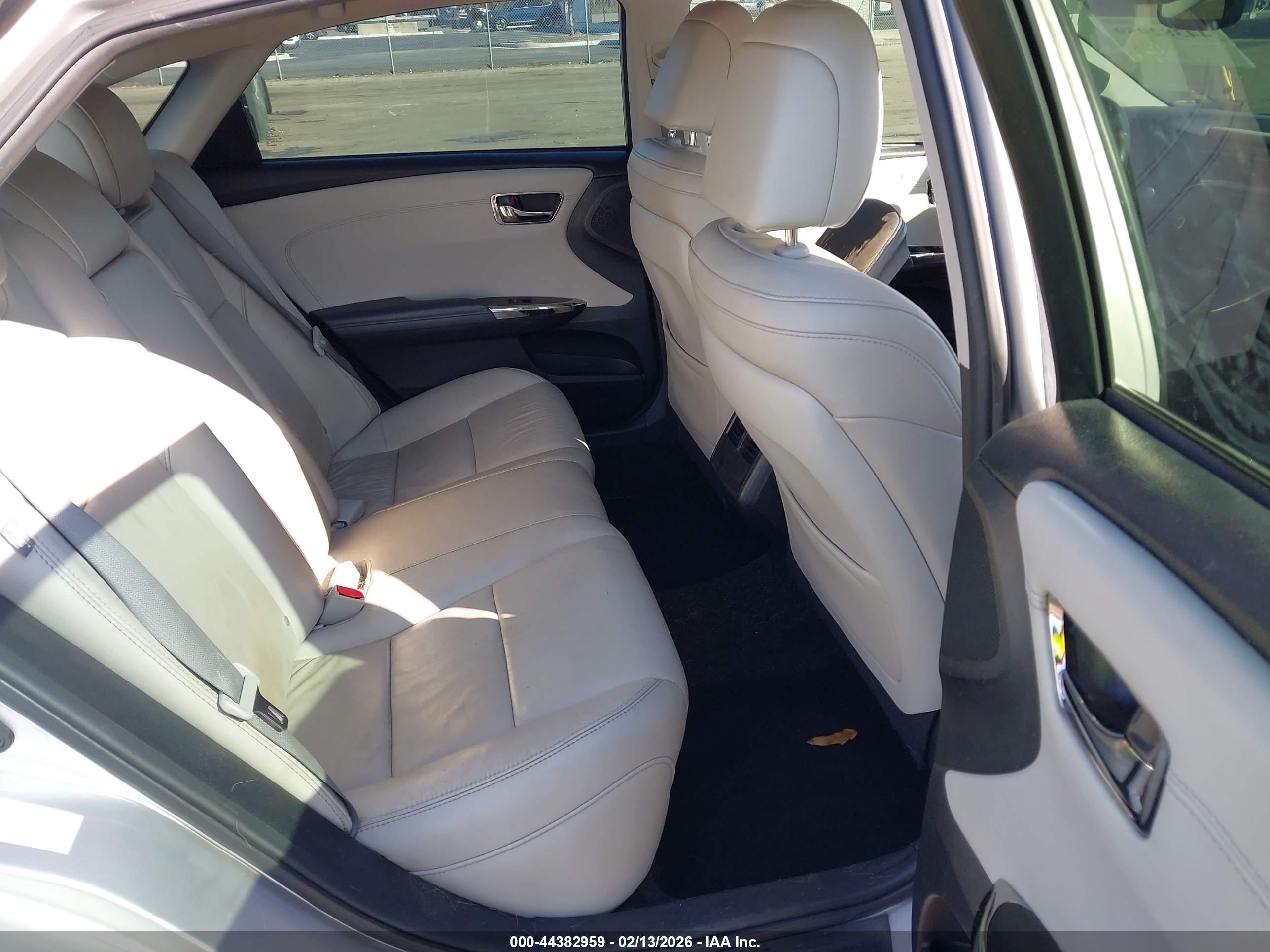 TOYOTA AVALON image 8