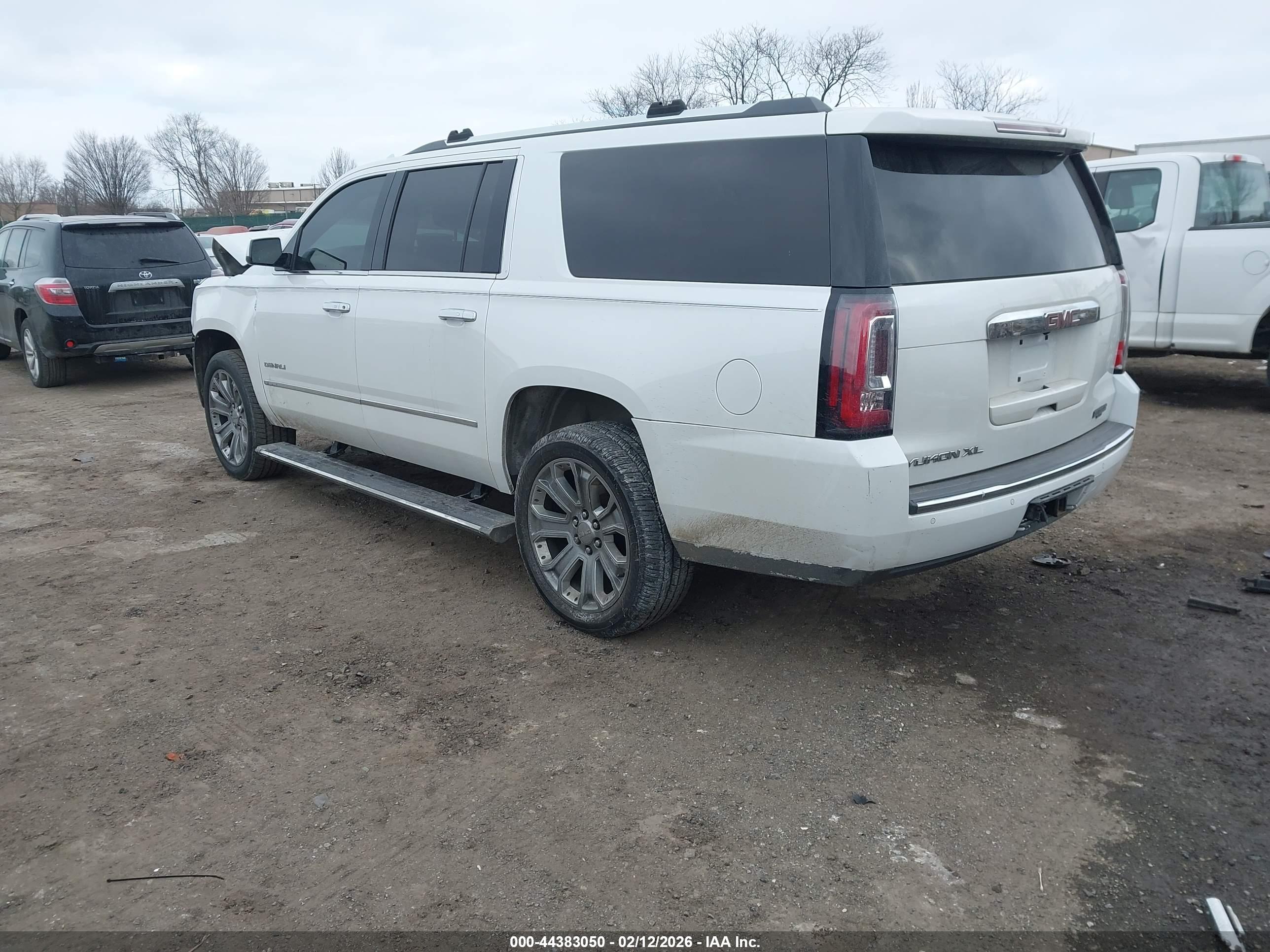 GMC YUKON image 3