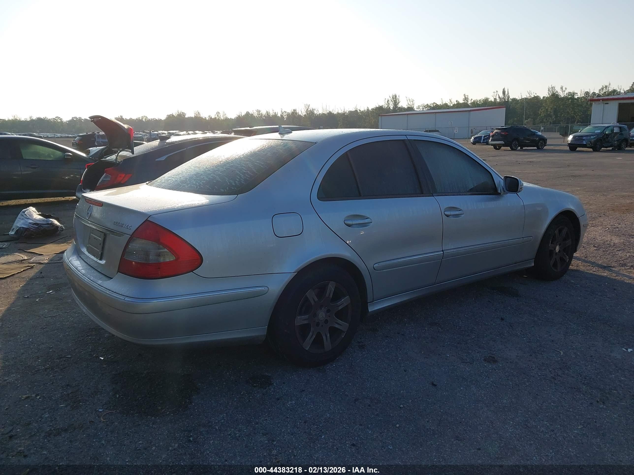 MERCEDES-BENZ E image 4