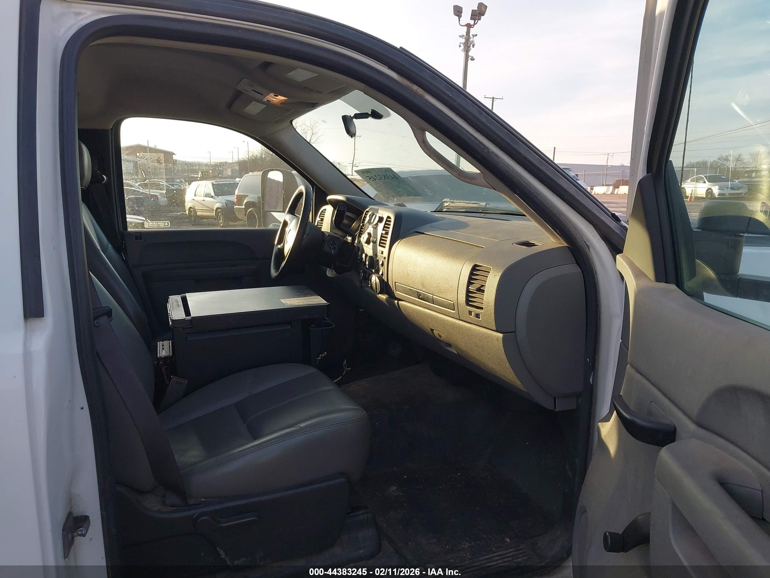 CHEVROLET SILVERADO image 5