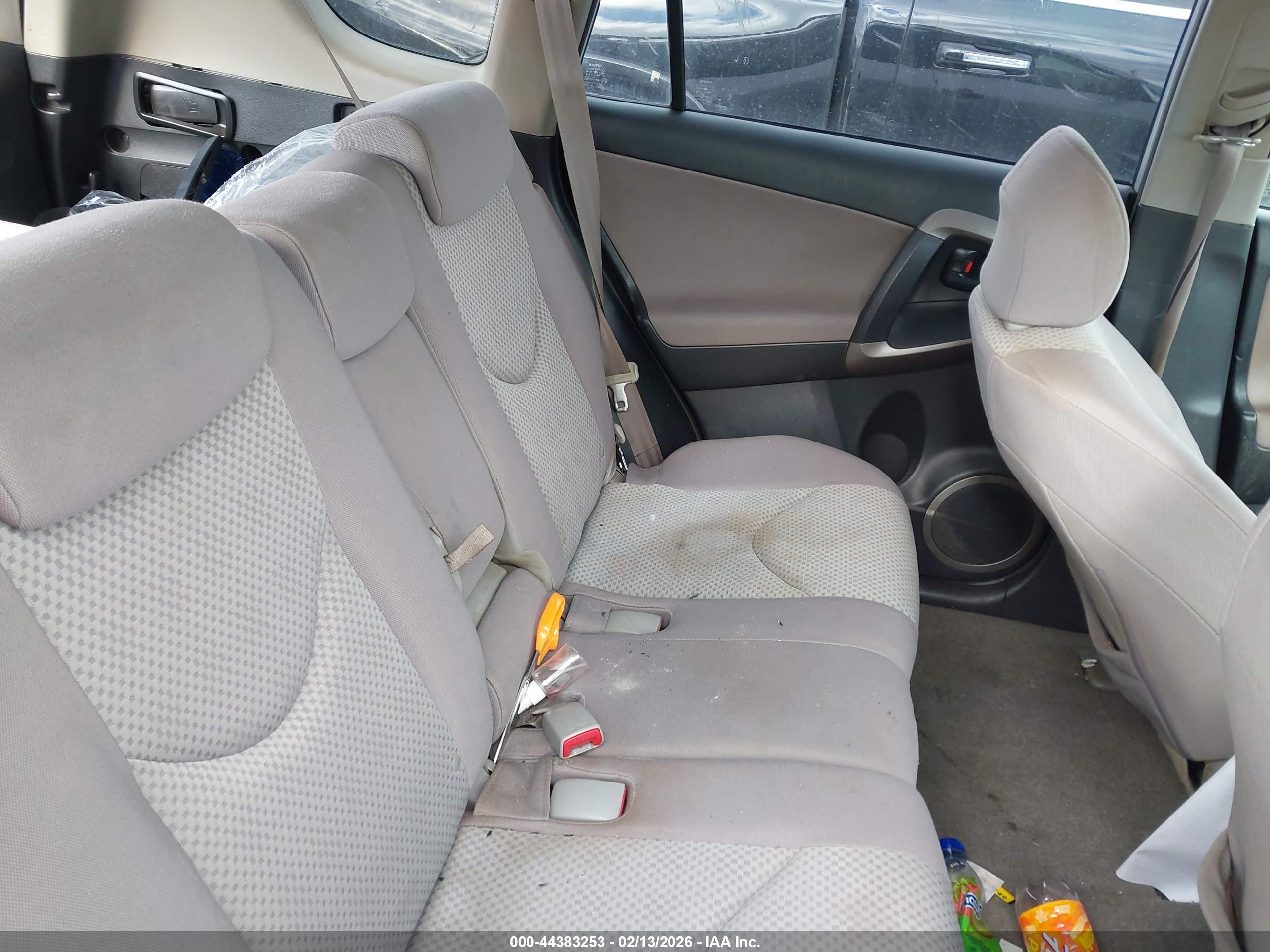 TOYOTA RAV4 image 8