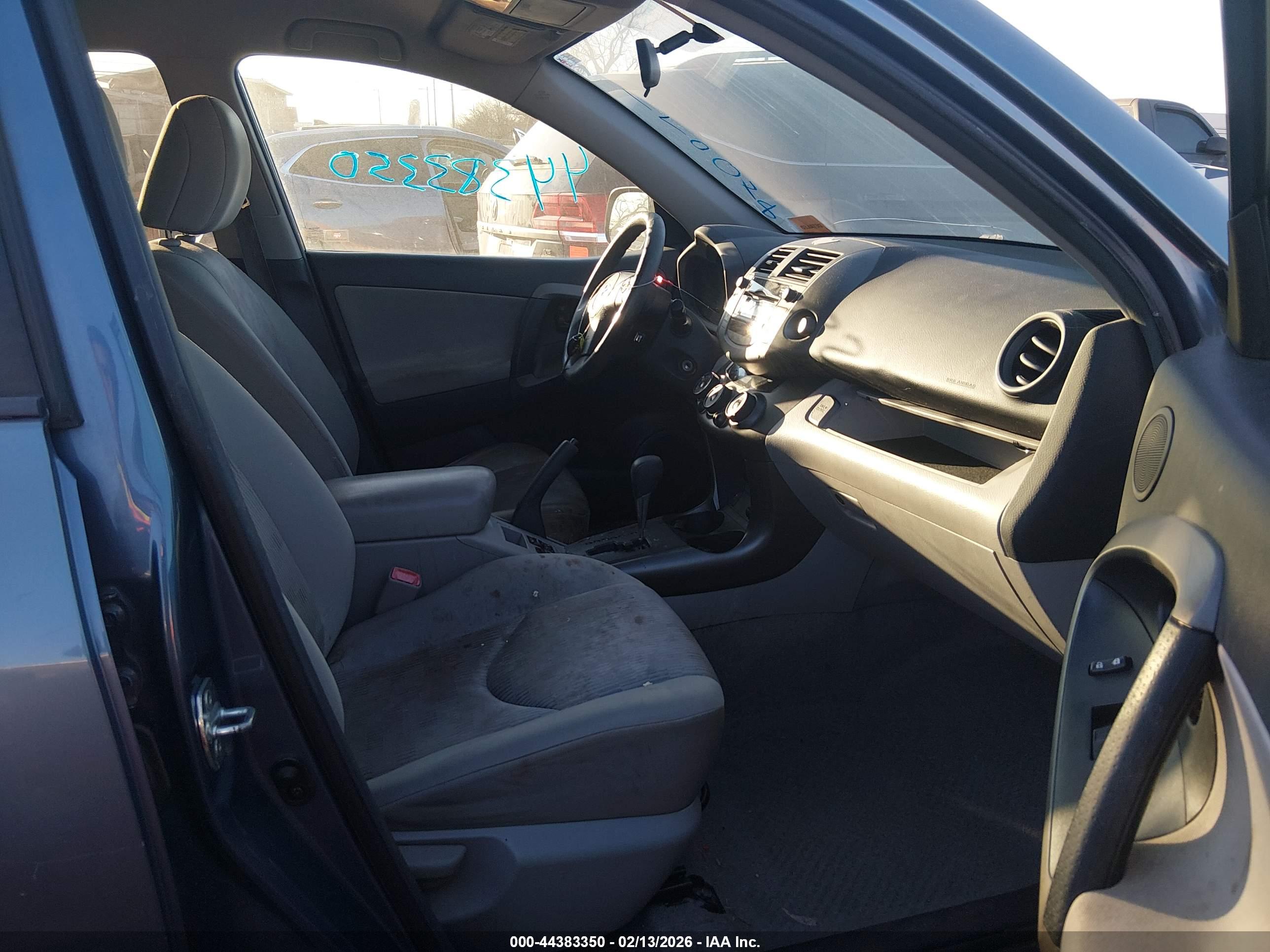 TOYOTA RAV4 image 5