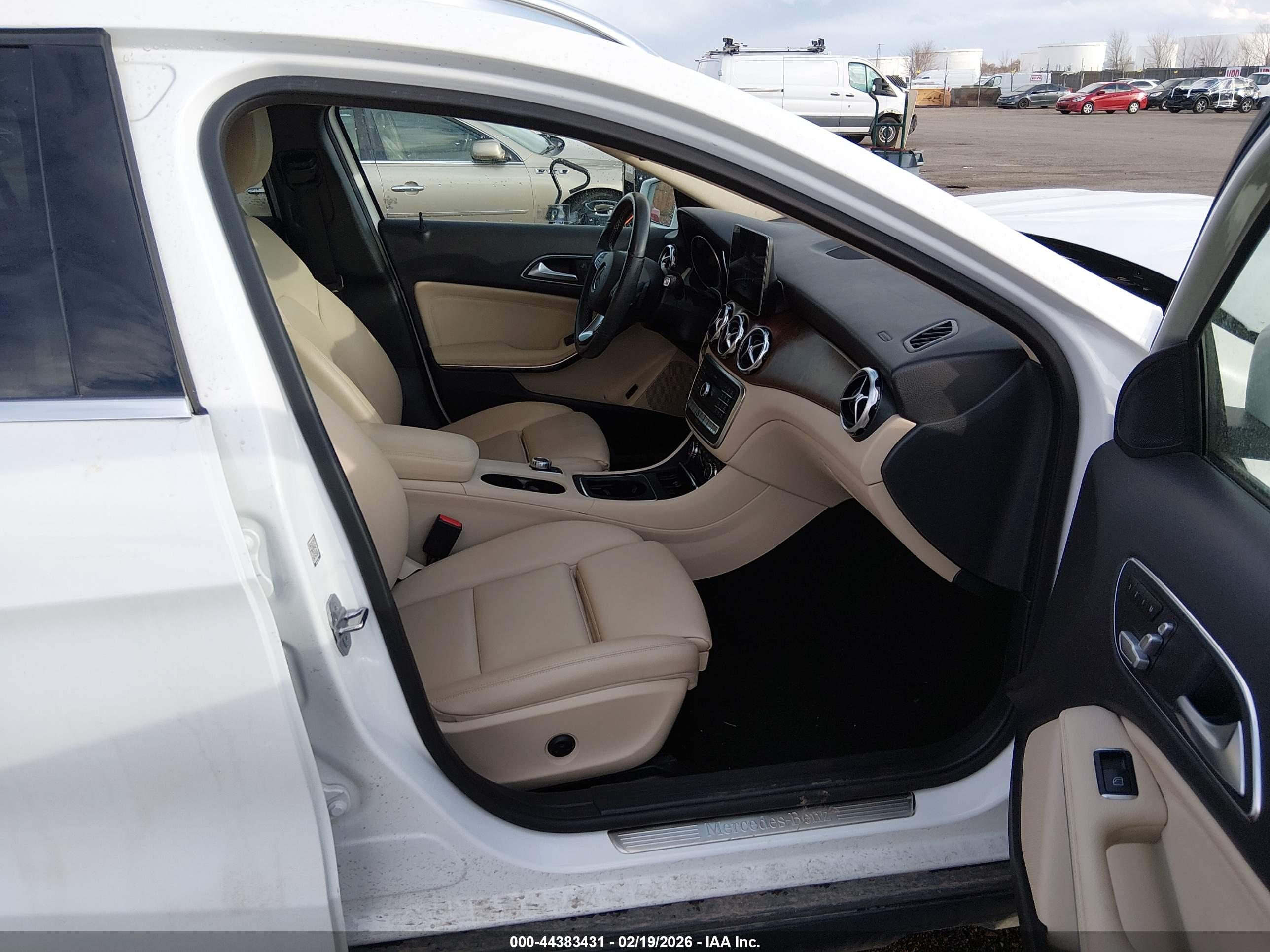 MERCEDES-BENZ GLA image 5