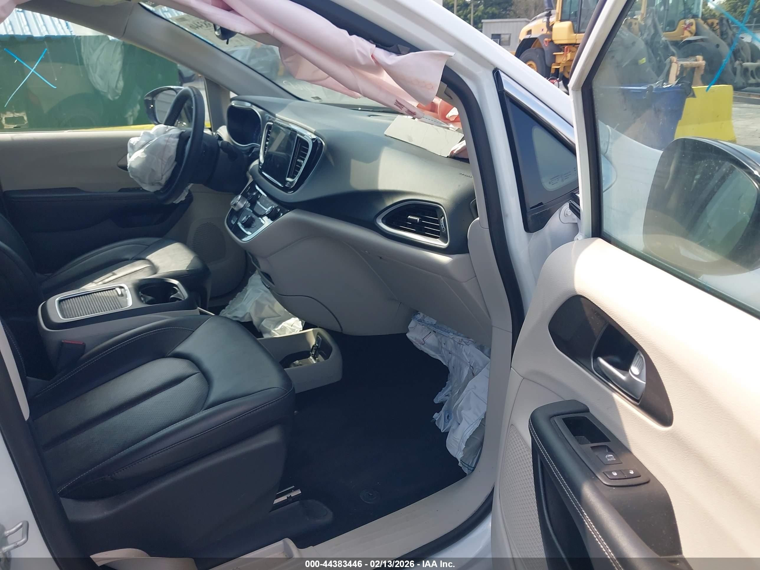 CHRYSLER PACIFICA image 5