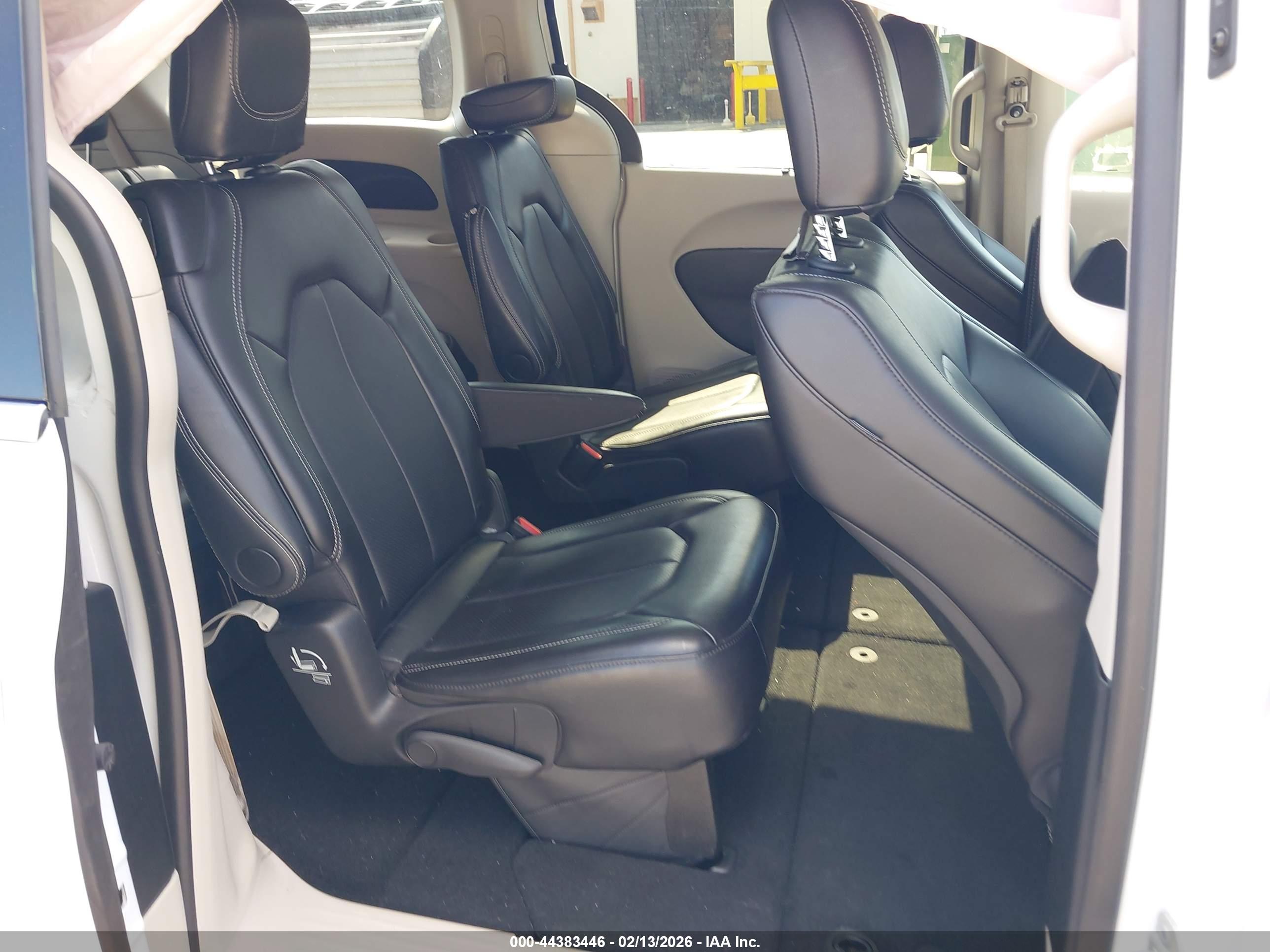 CHRYSLER PACIFICA image 8