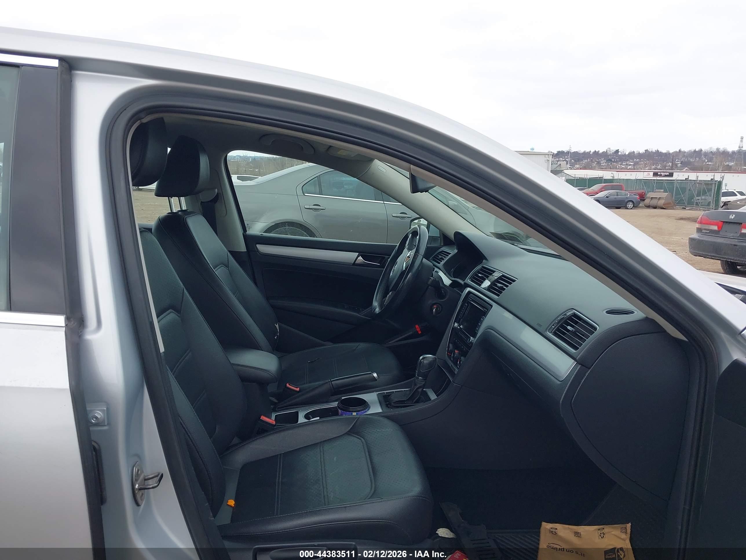 VOLKSWAGEN PASSAT image 5