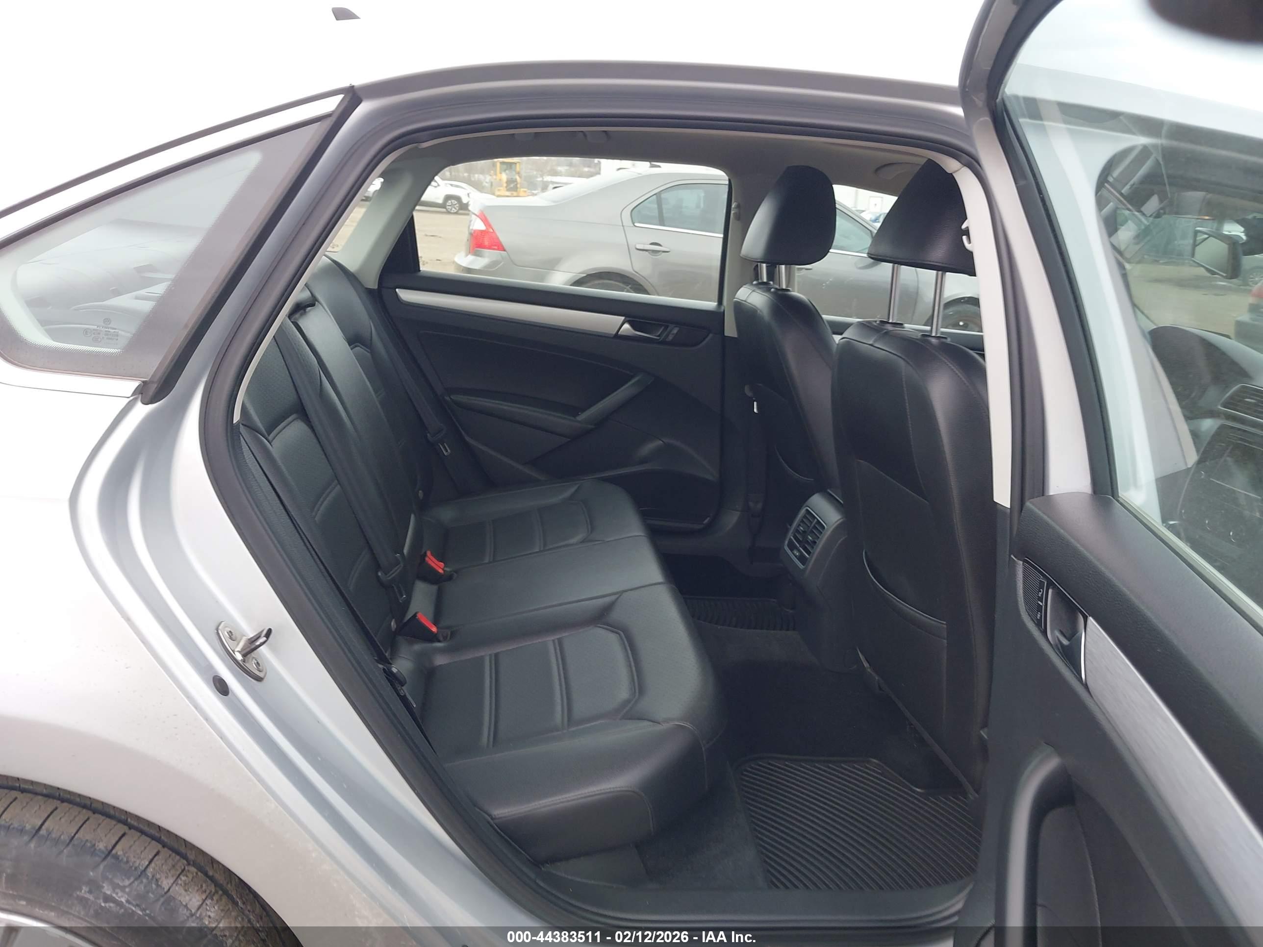 VOLKSWAGEN PASSAT image 8
